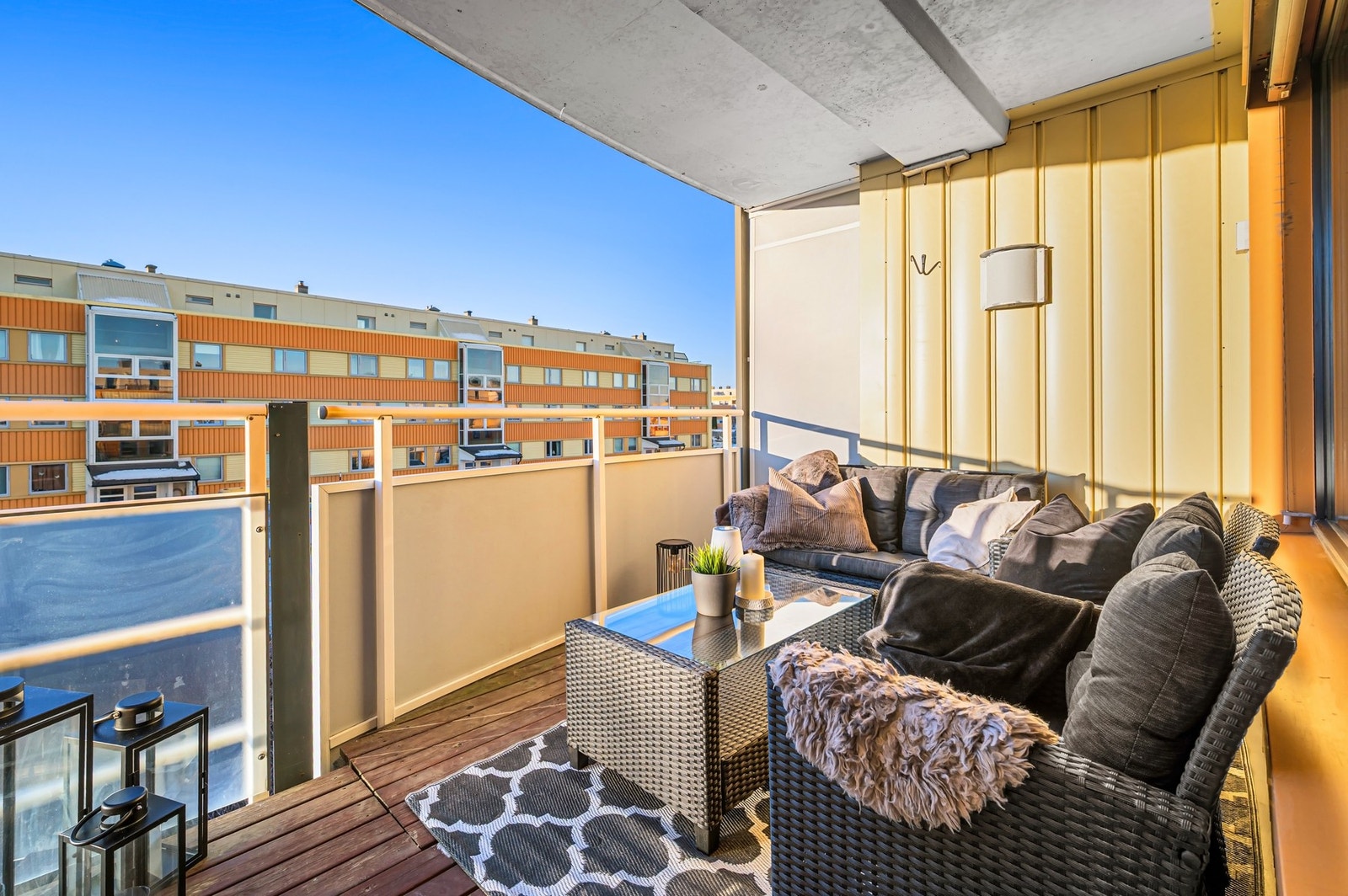 Fra stuen har man adgang til en herlig vestvendt balkong på 7m². Galleribilde