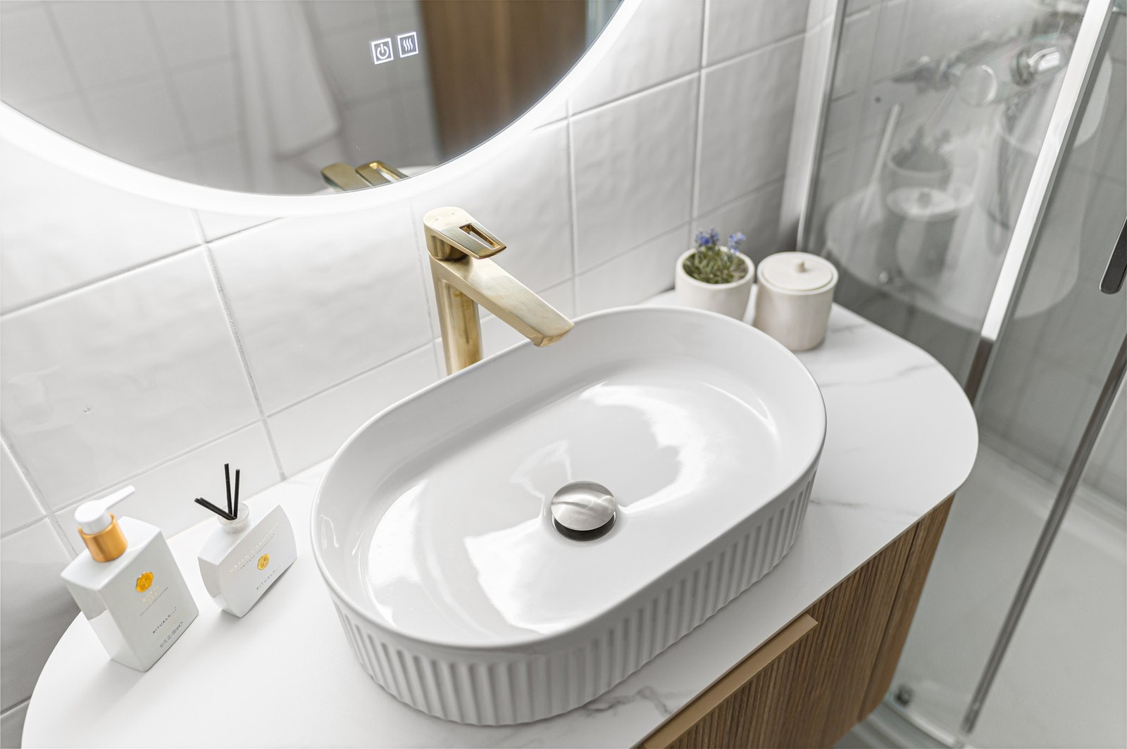 Innredning med lekre detaljer og godt med oppbevaringsplass i underskap og høyskap. Galleribilde