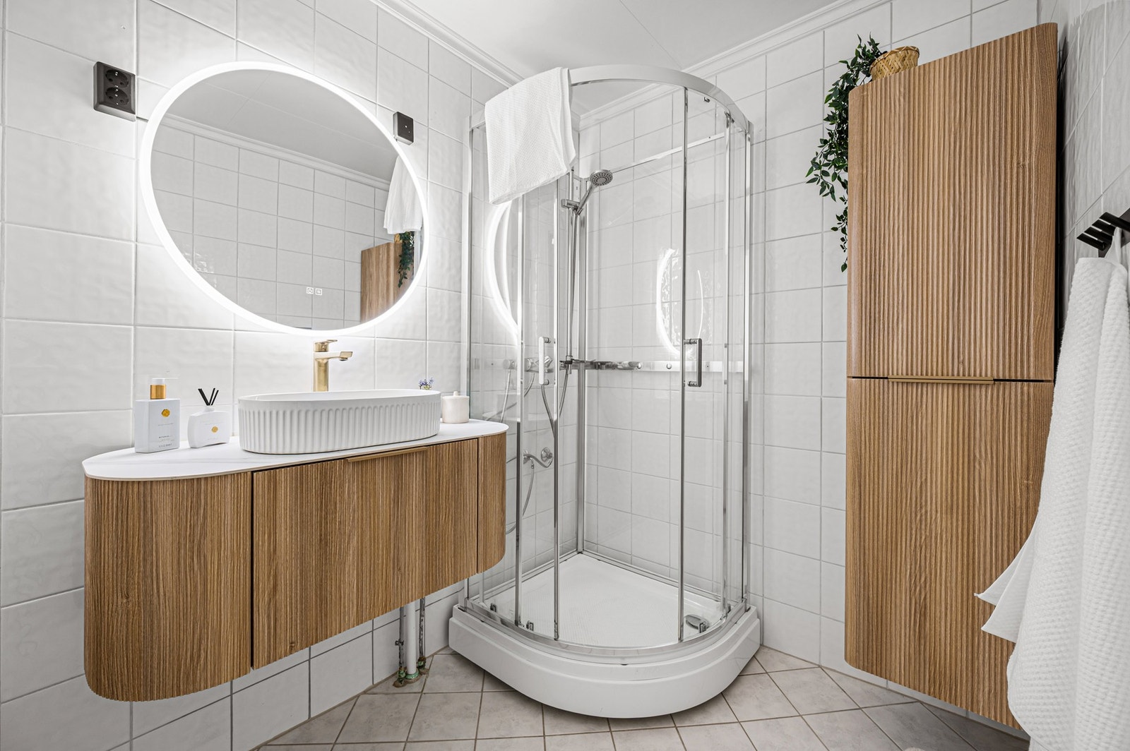 Pent flislagt bad som ble pusset opp i 2011 samt ny innredning fra 2024. Galleribilde