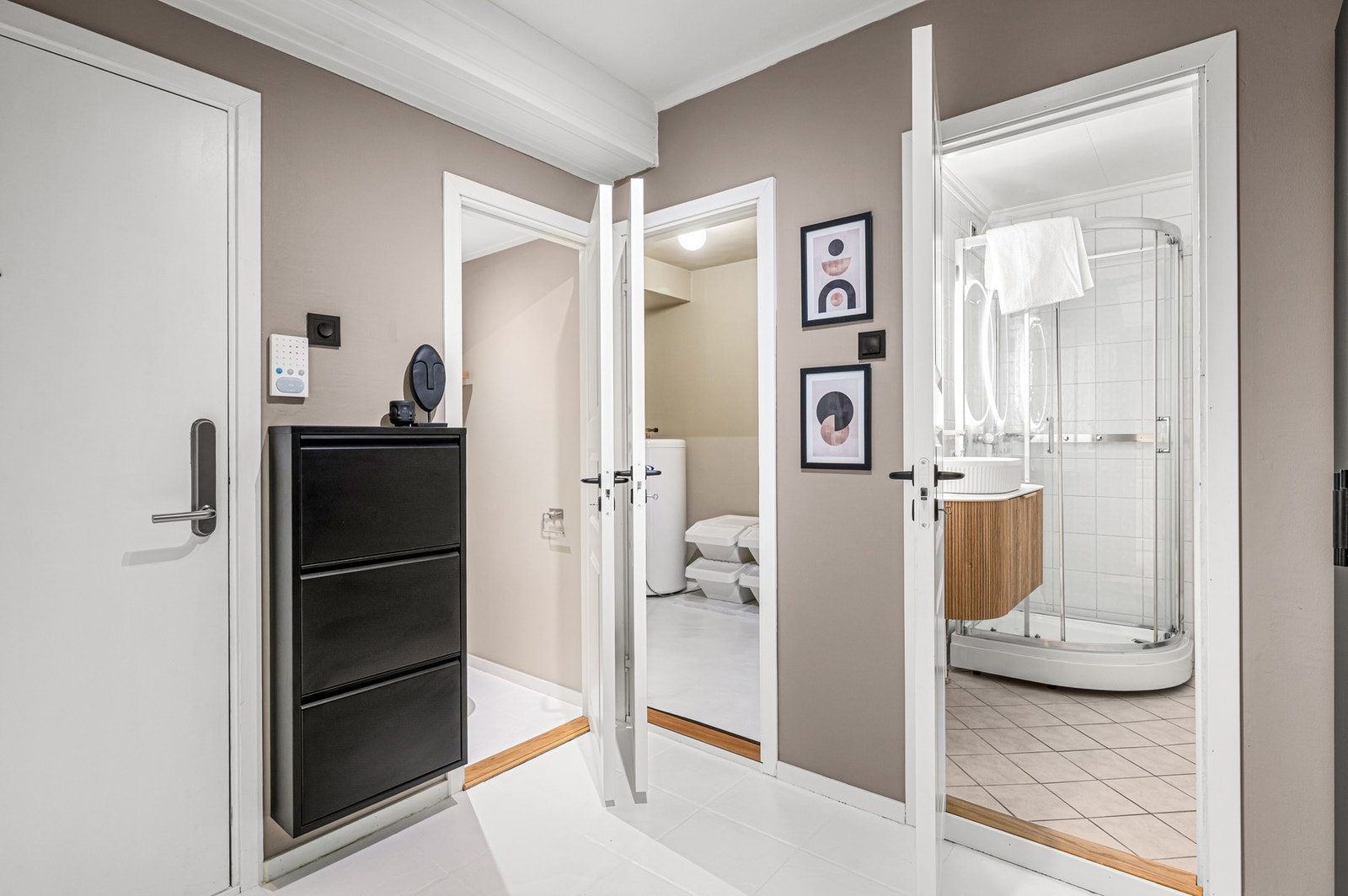 Romslig entré på ca. 6m² med tilgang til baderom, toalettrom og vaskerom. Galleribilde