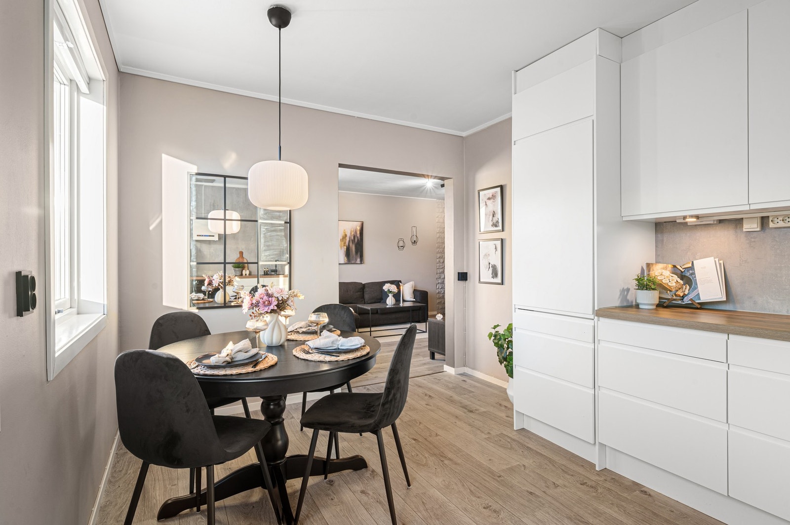 På kjøkkenet er det god plass til spisebord hvor man kan samle familie og venner til et bedre måltid og gode stunder. Galleribilde