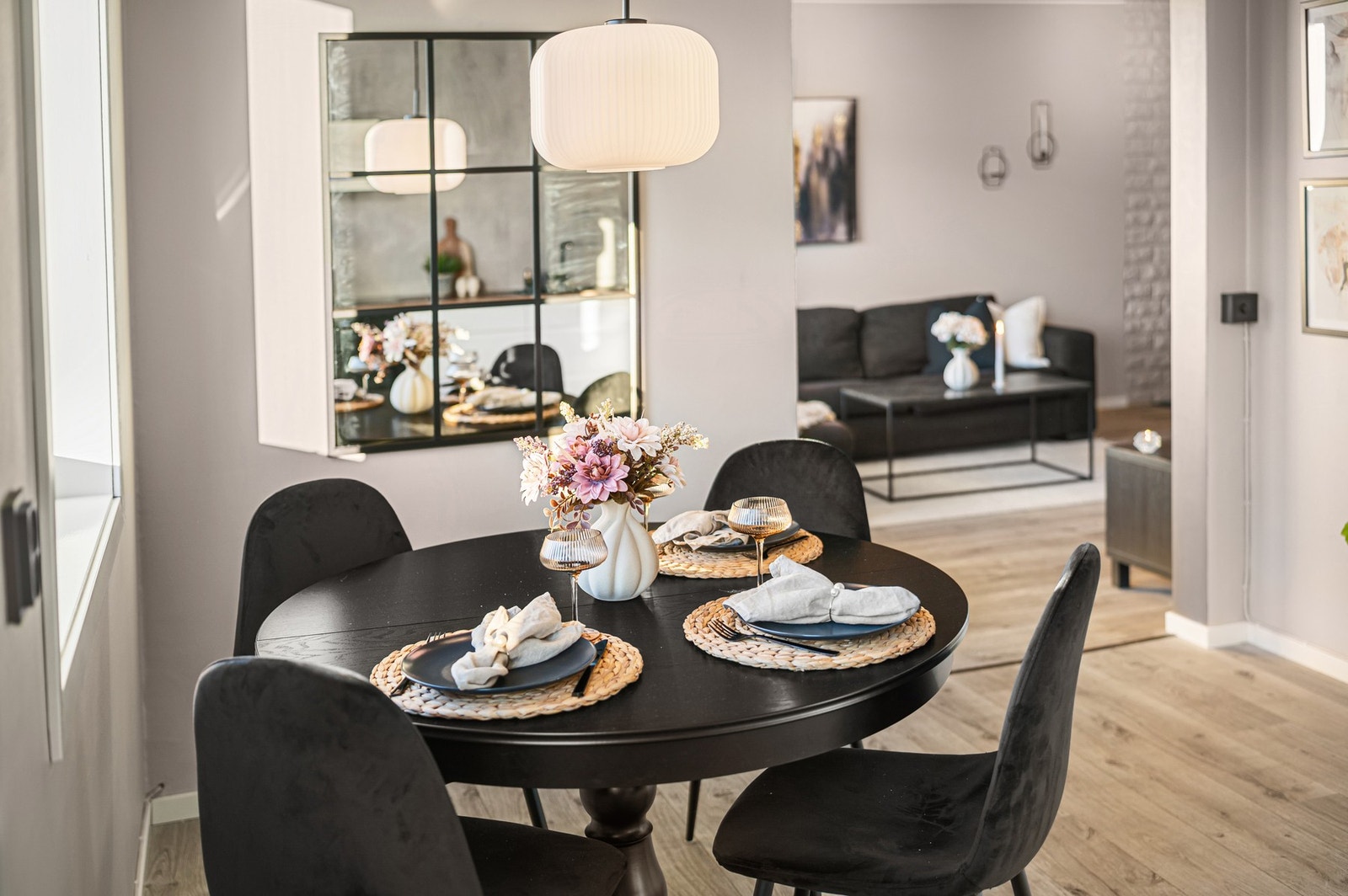 Naturlig skille mellom stue og kjøkken som gir flere soner i leiligheten. Galleribilde