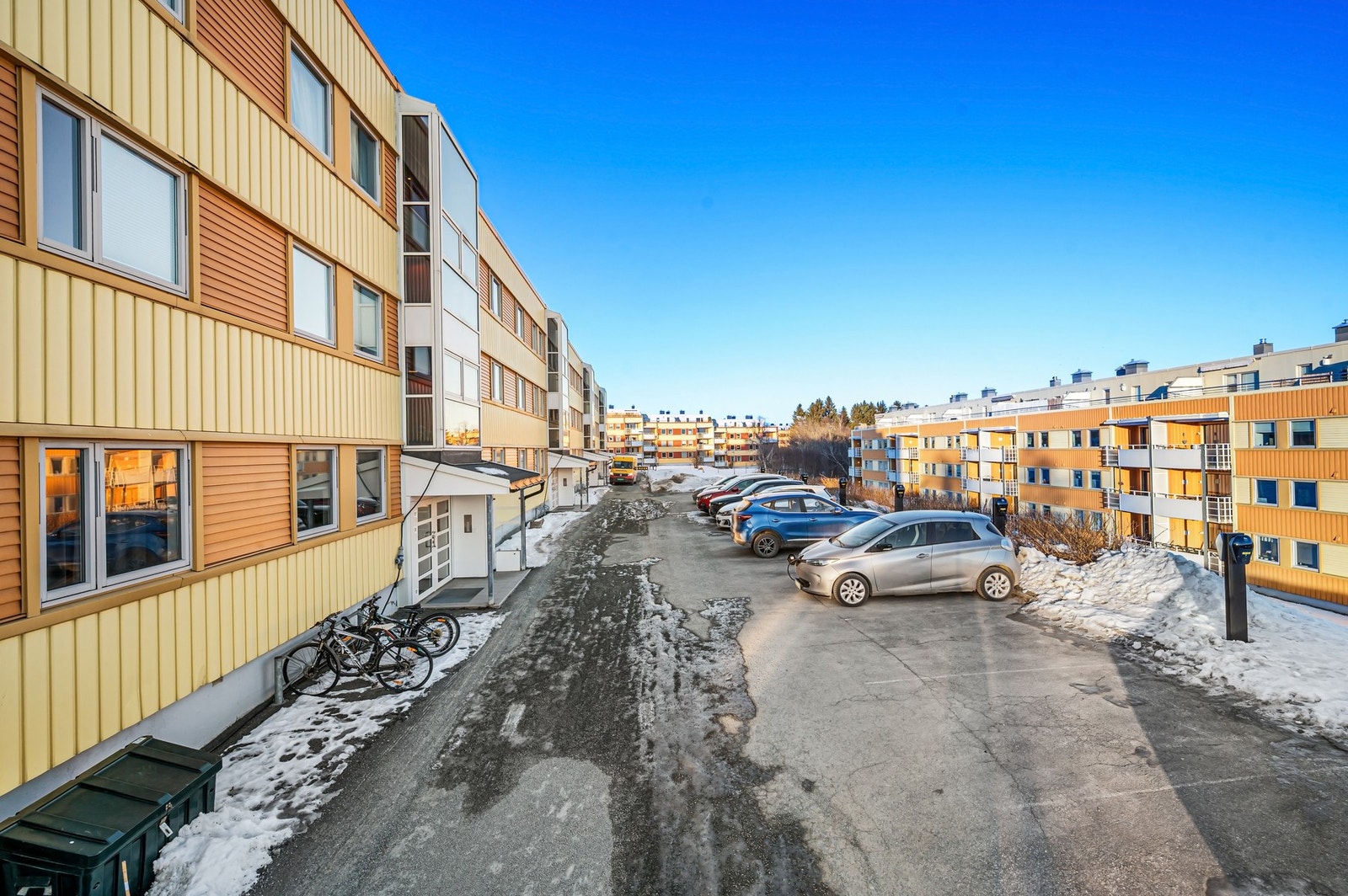 Det er godt med parkering i borettslaget. Parkering tildeles etter søknad og ansiennitet. Galleribilde