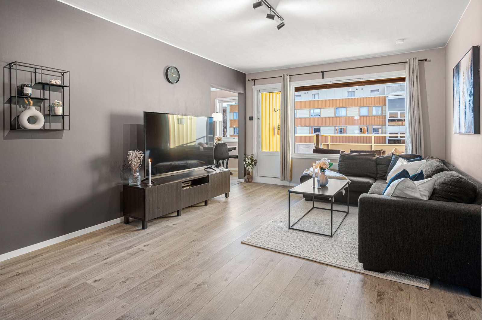 Leiligheten er malt i lyse og behagelige fargetoner som sammen med rikelig naturlig lysinnslipp bidrar til en lett og luftig atmosfære. Galleribilde