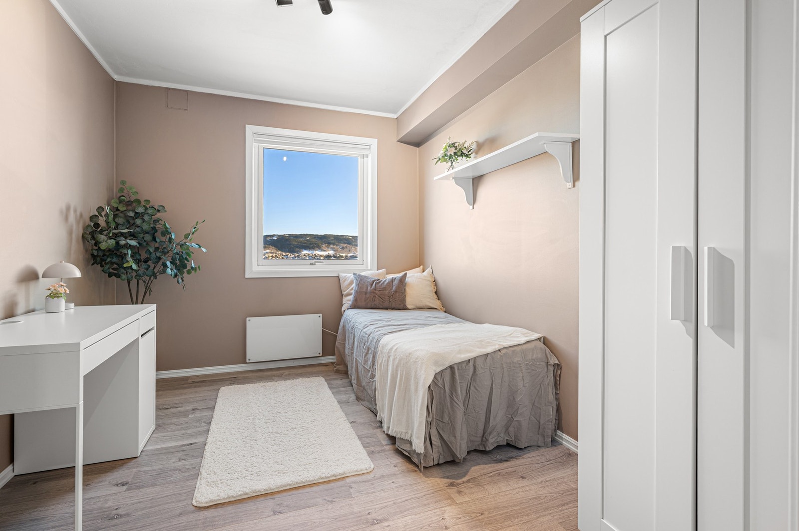 Soverom 2 måler ca. 9,3m². Galleribilde