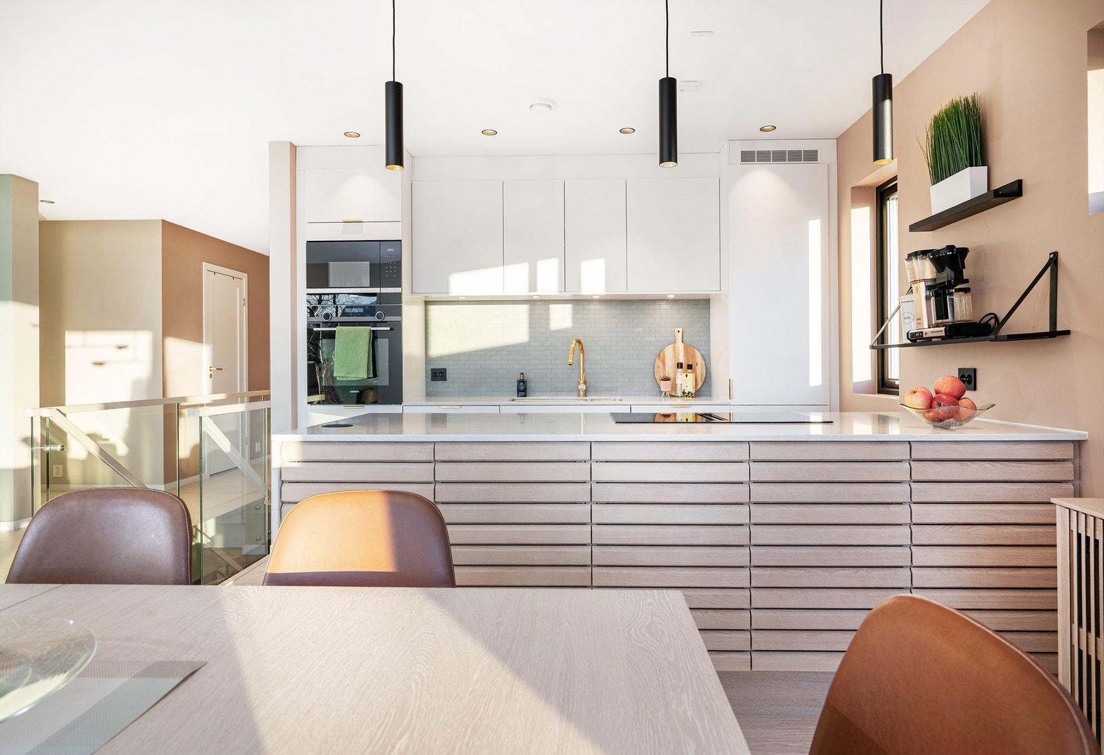 Det er kjøkkenventilator integrert i koketoppen med avtrekk ut Galleribilde