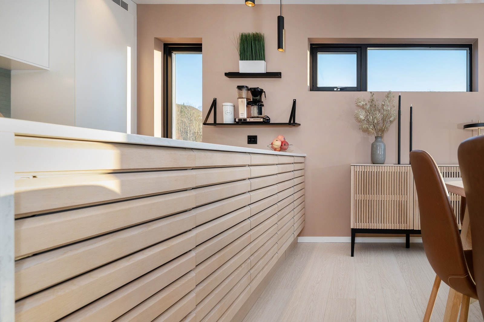 På kjøkkenet er det meget godt med skap- og benkplass Galleribilde