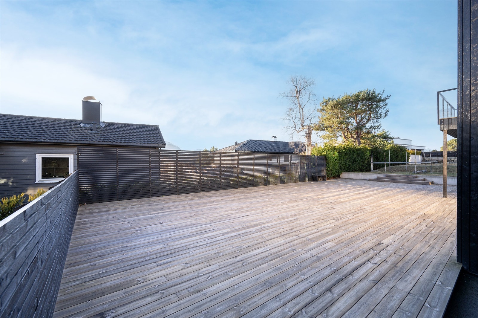 Stor og fin terrasse med plass til stor sittegruppe Galleribilde