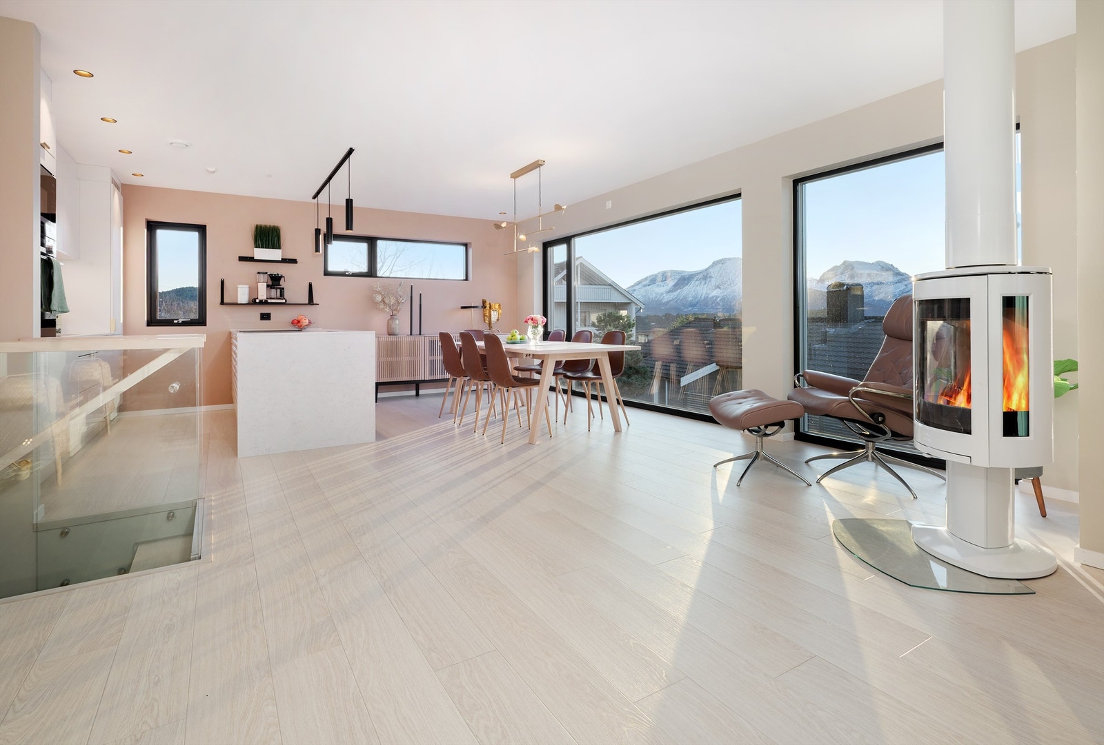 Stue og kjøkken med åpen løsning Galleribilde