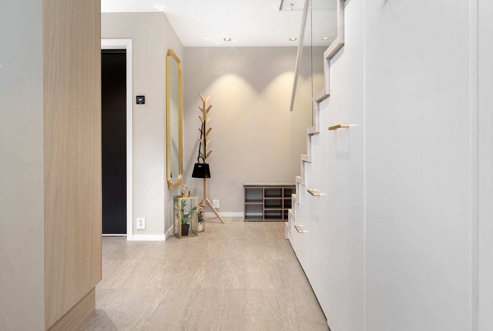 Inngangsparti og trapp opp til 2.etasje Galleribilde