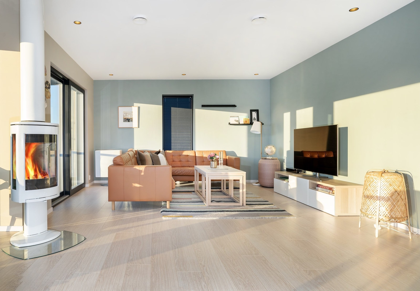 Fin og åpen stue med spotter i tak Galleribilde