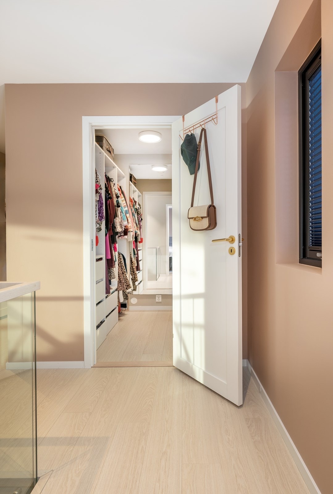 Dør inn til walk-in-closet Galleribilde