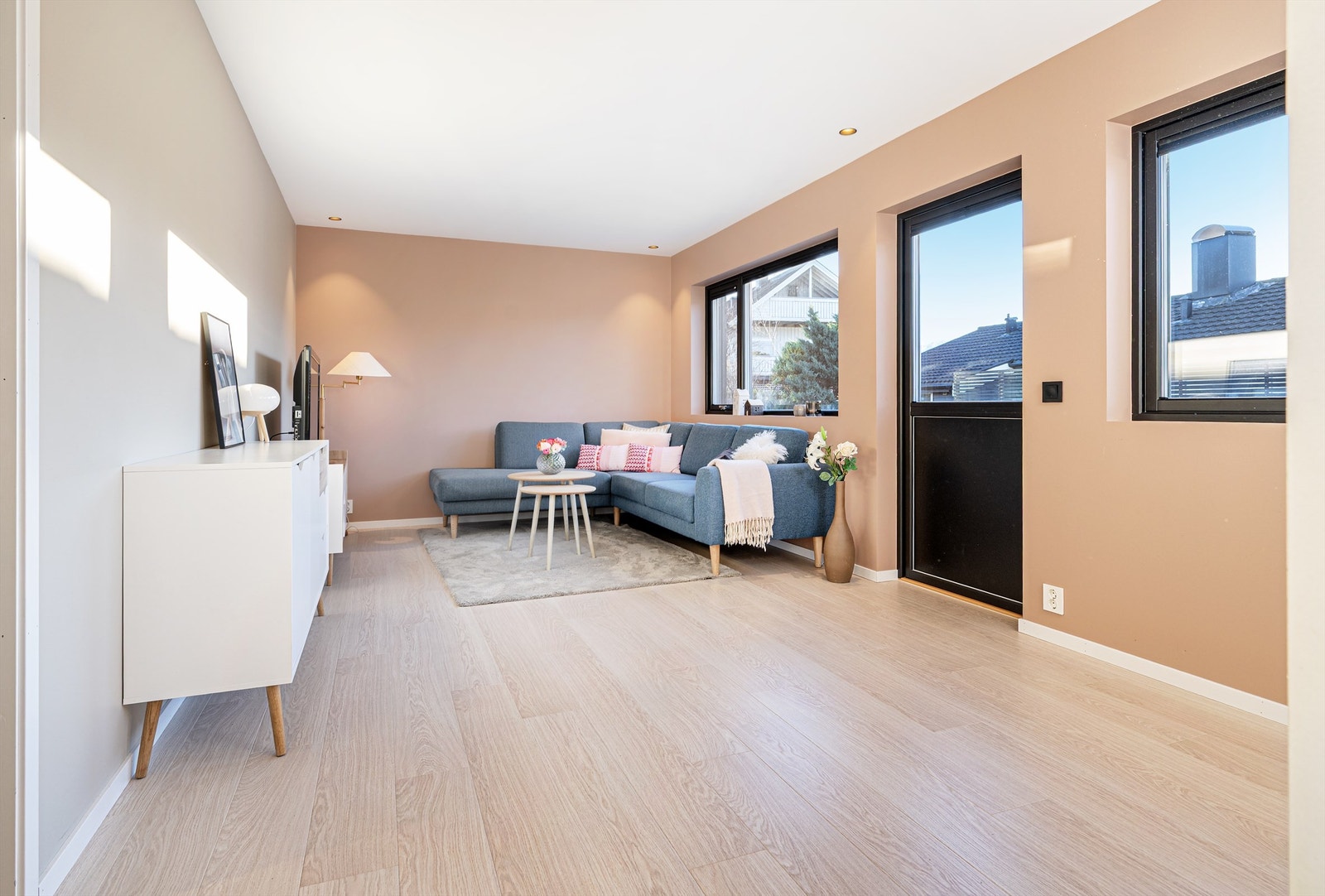 Lys og fin kjellerstue med plass til koselig sittegruppe Galleribilde