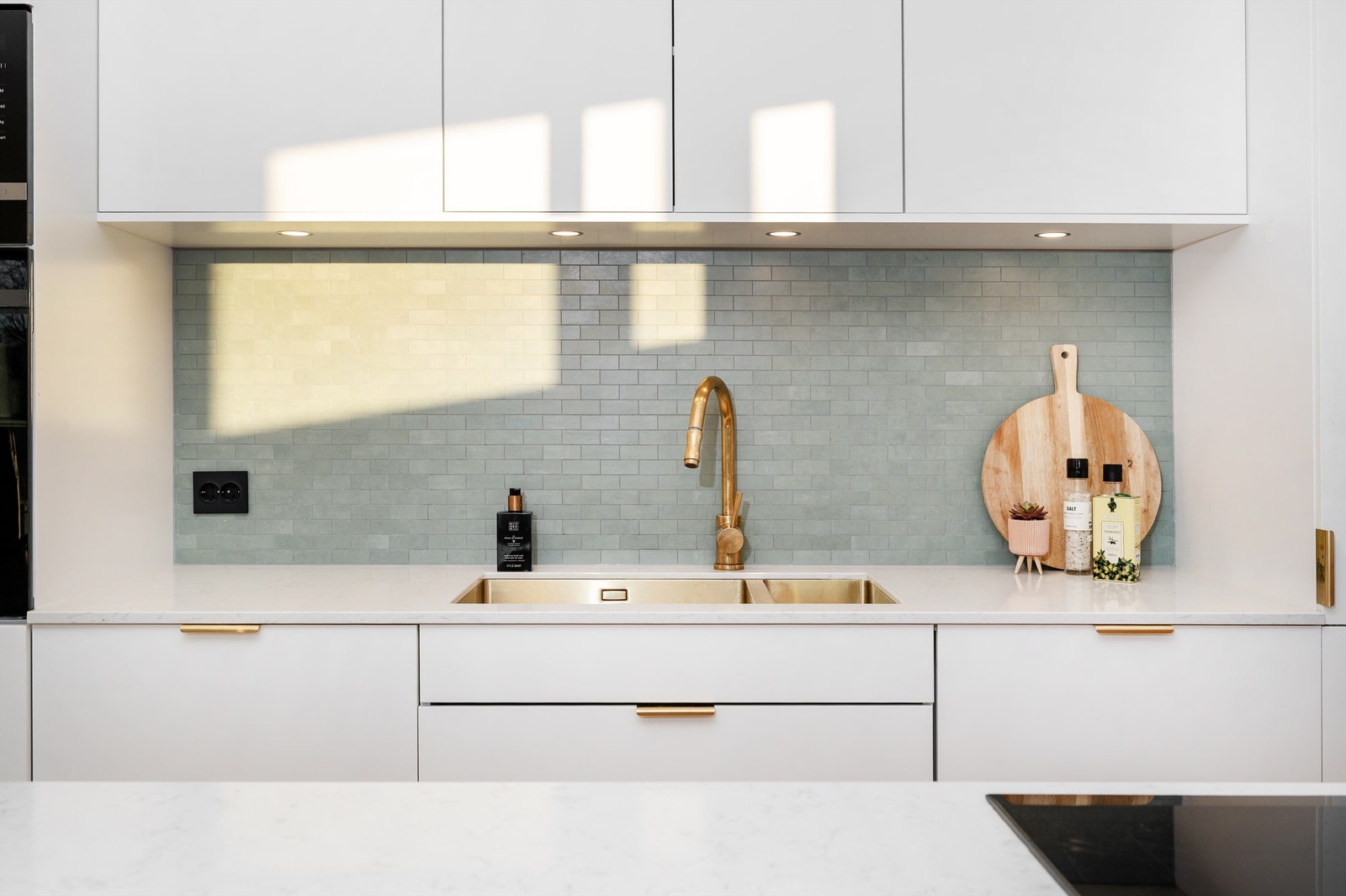 Flotte fliser på veggen og spotter over vasken Galleribilde