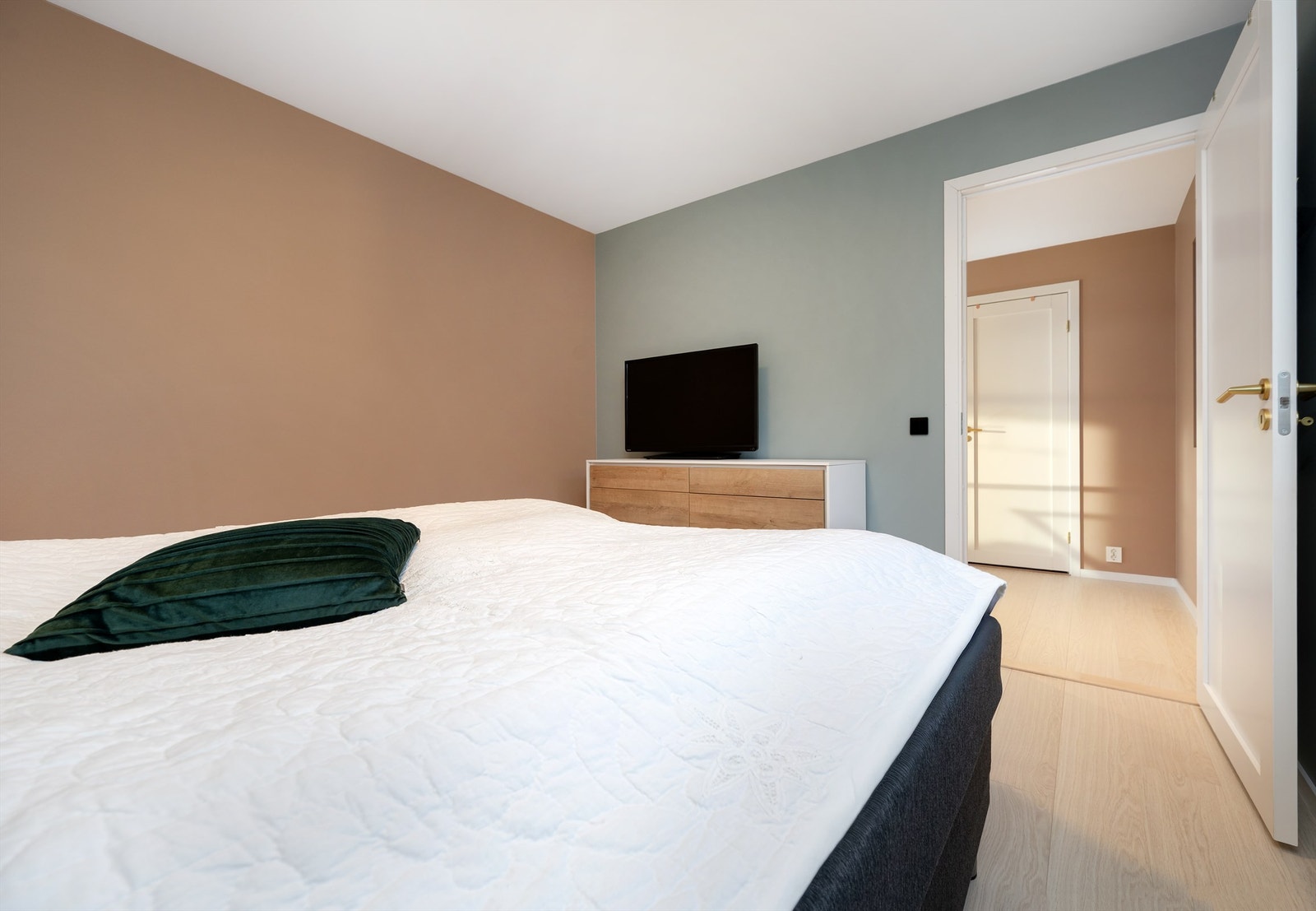 Soverom med plass til oppbevaring Galleribilde