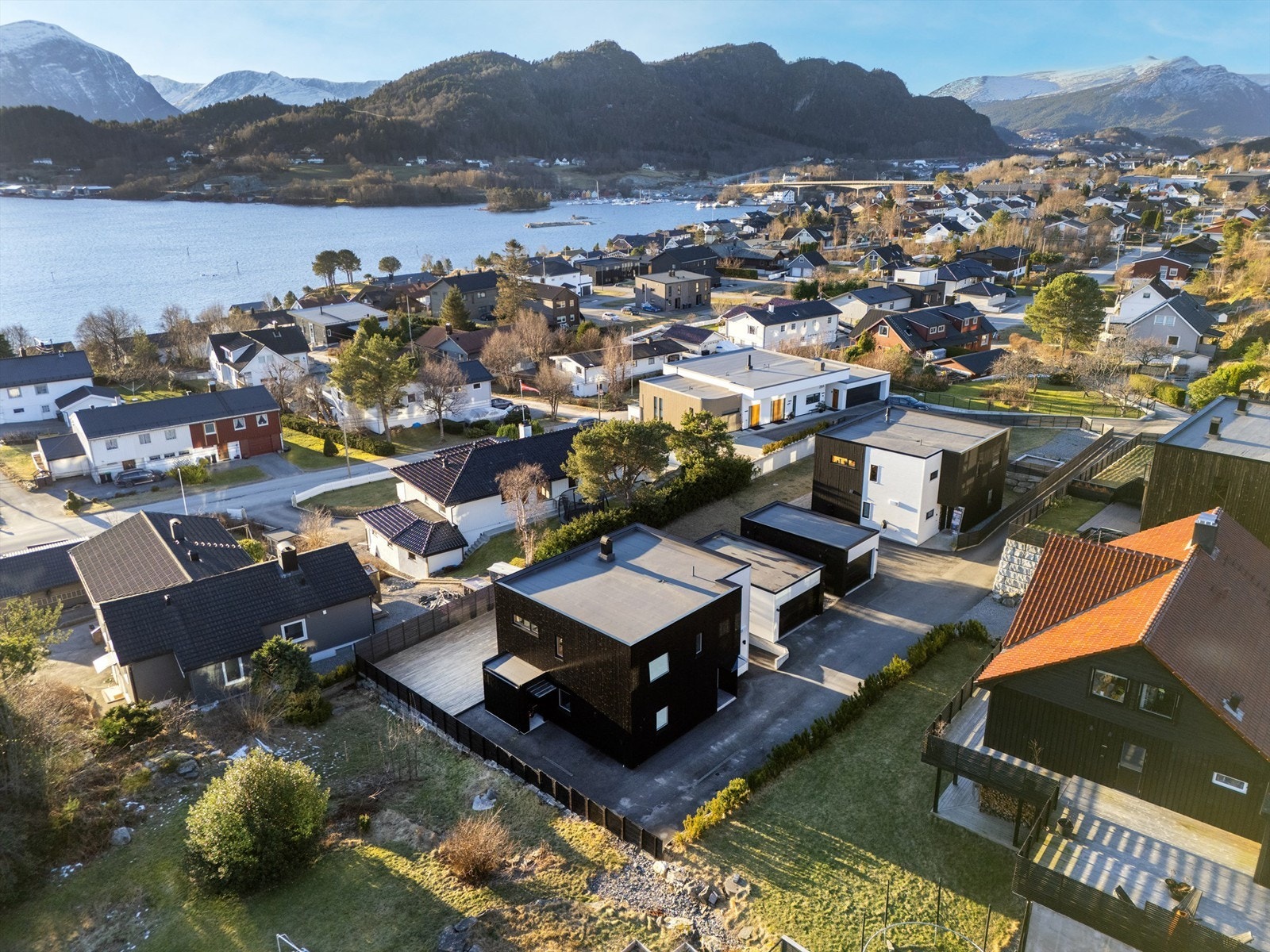 Dronebilde av eiendommen og inngangsparti Galleribilde