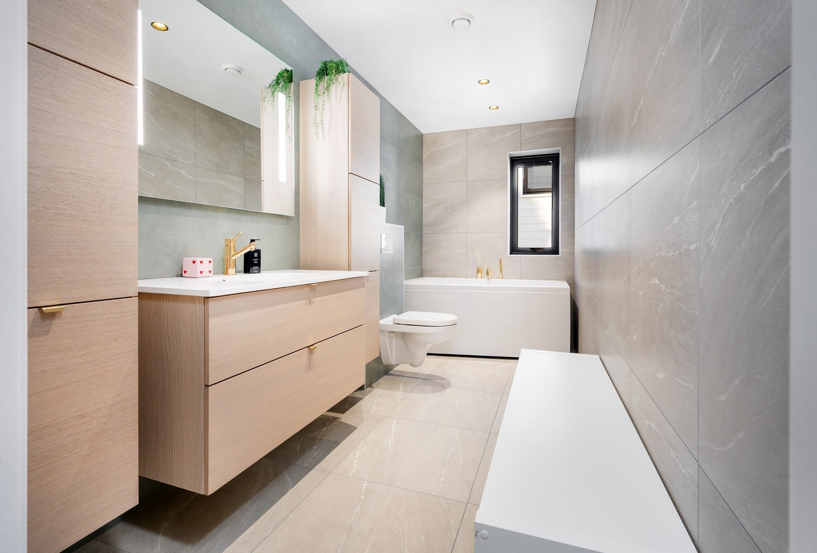 Flislagt bad i 1. etasje med varmekabler i gulv Galleribilde