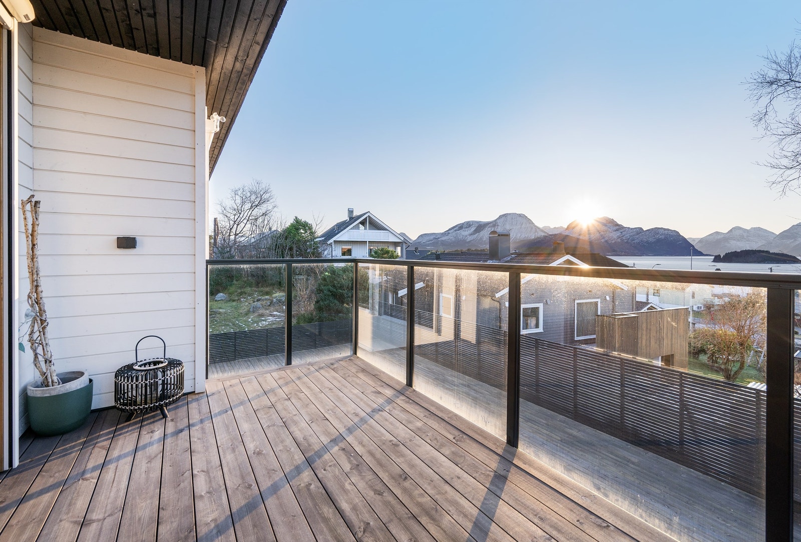 Veranda med flott utsikt og plass til en koselig sittegruppe Galleribilde