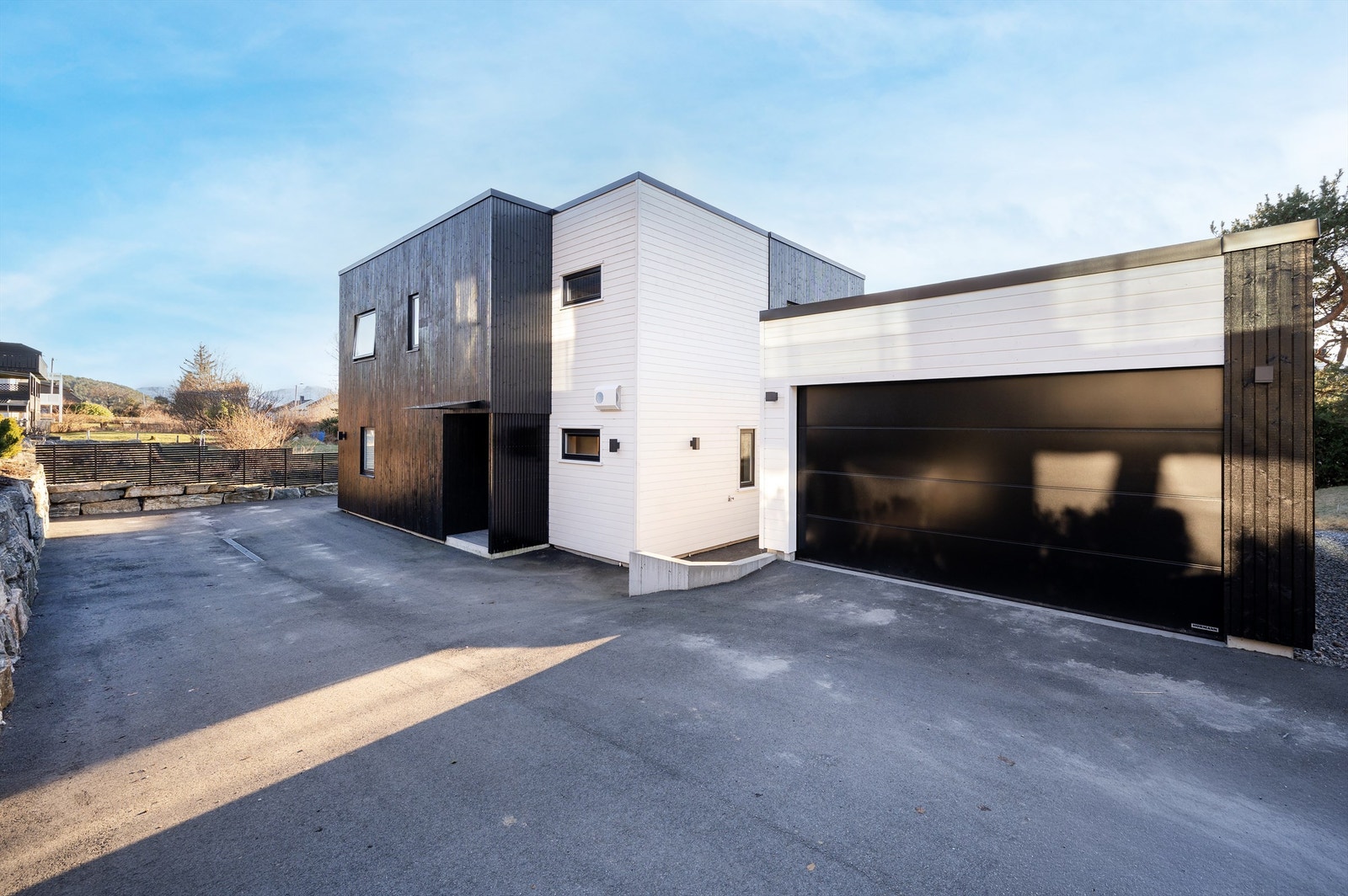 Romslig og isolert garasje Galleribilde