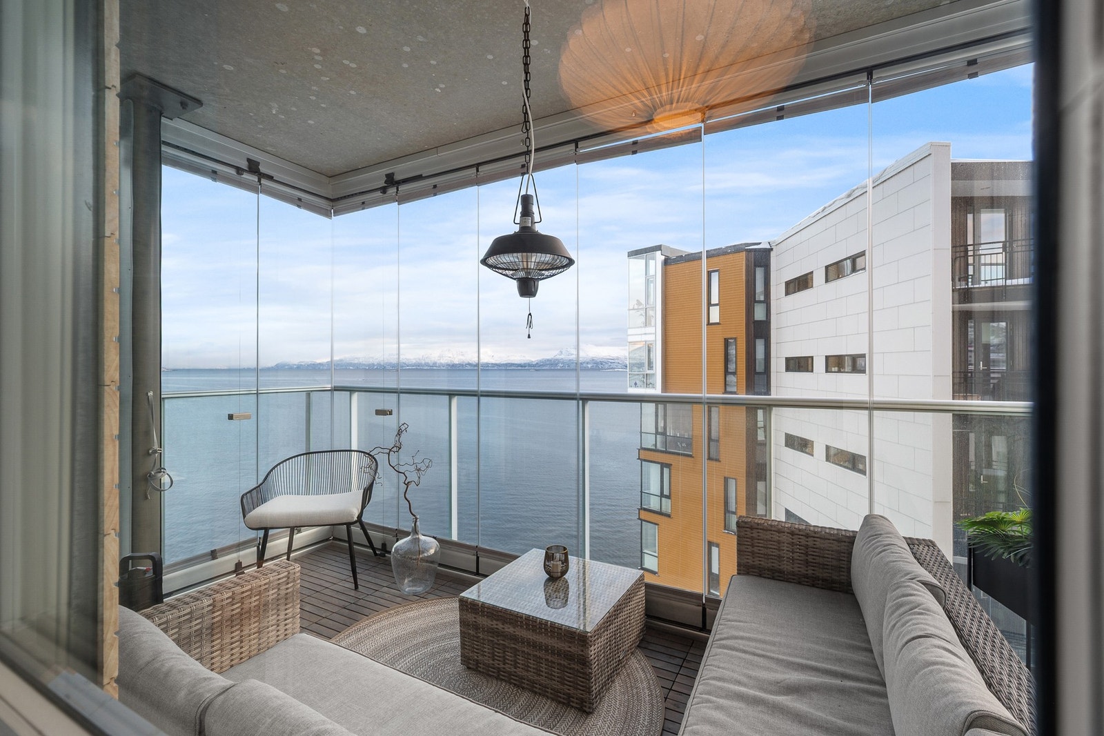 Balkongen er innredet med en hyggelig sittegruppe Galleribilde