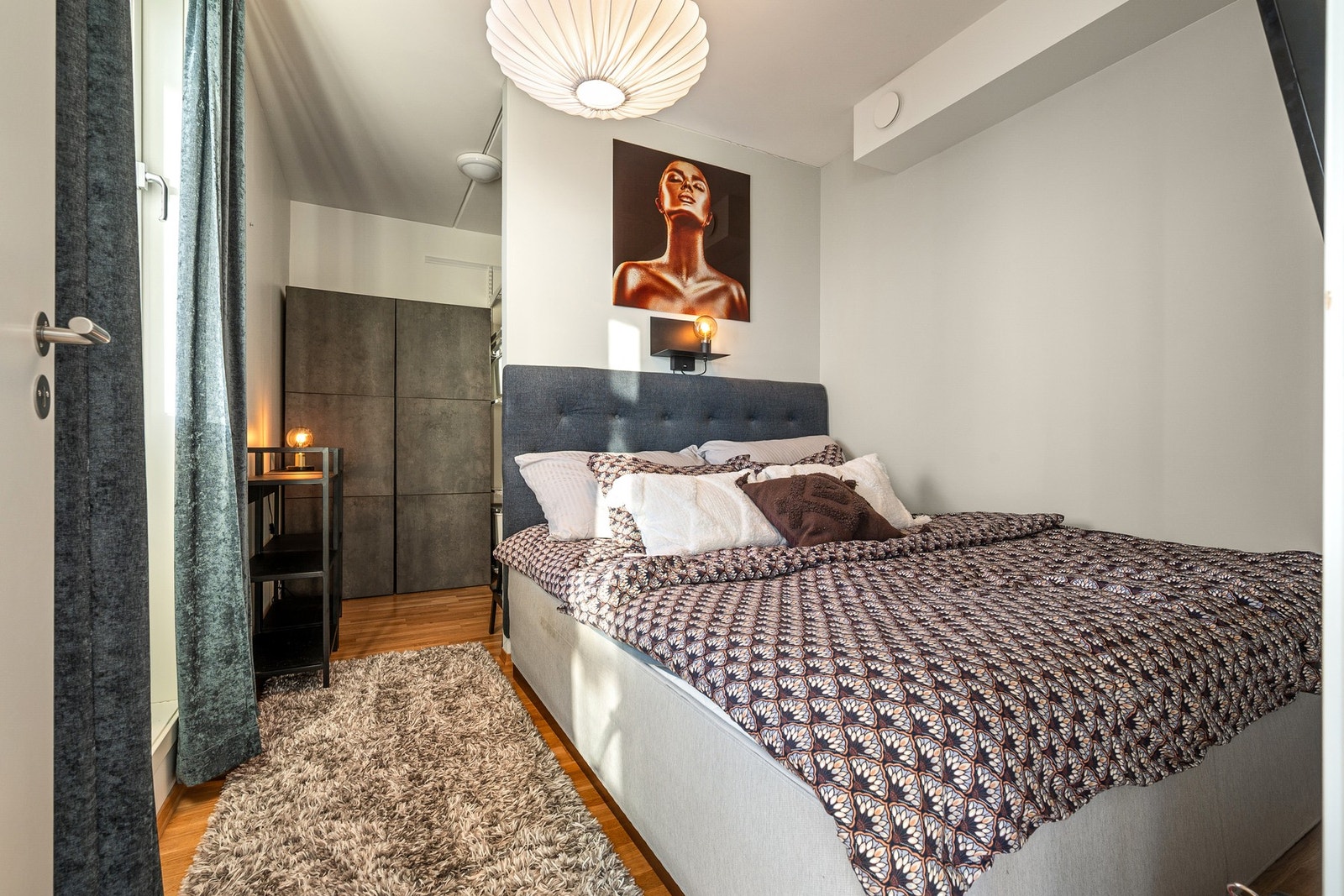 Soverommet har plass til dobbeltseng og garderobeløsning Galleribilde