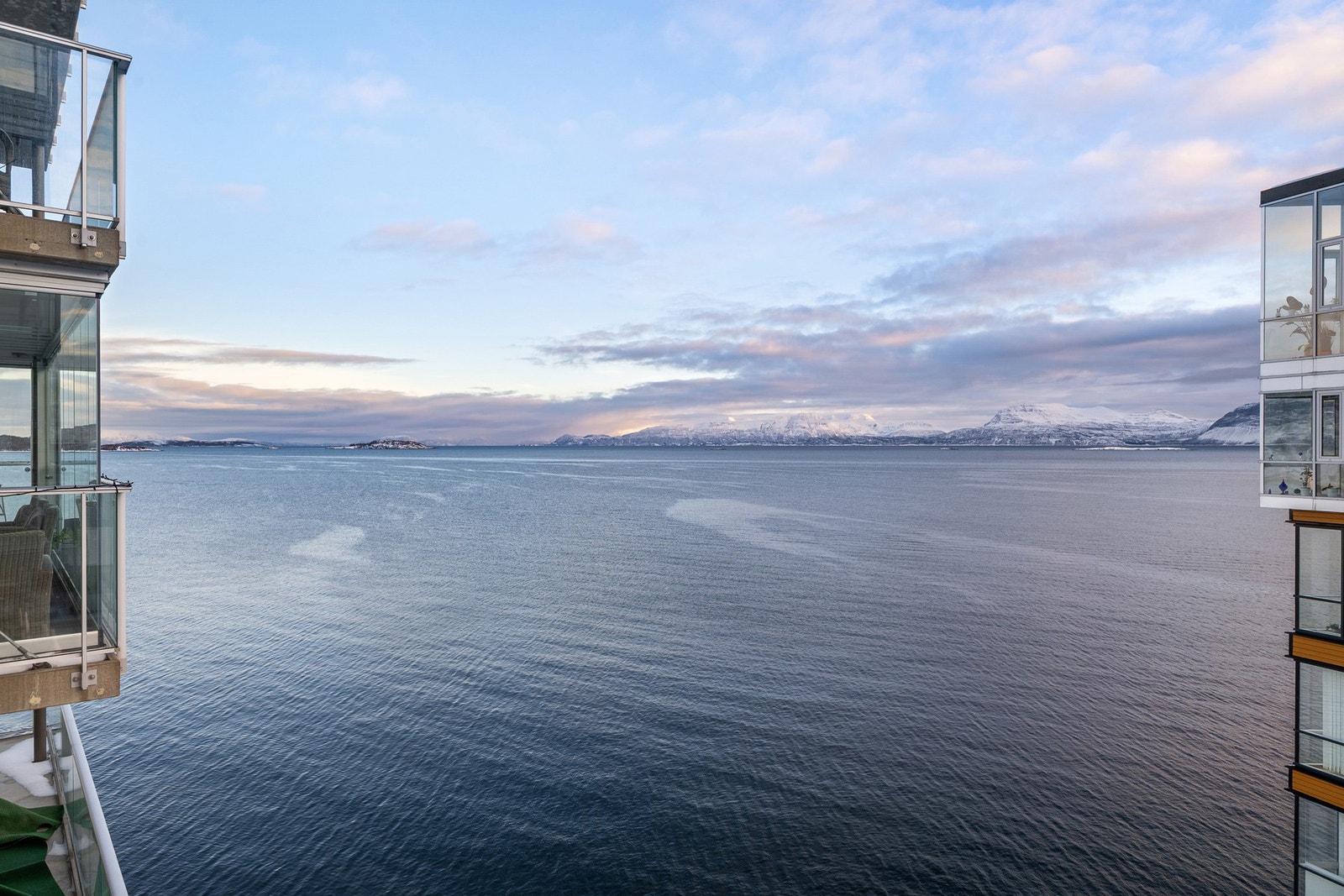Nydelig utsikt utover sjøen Galleribilde