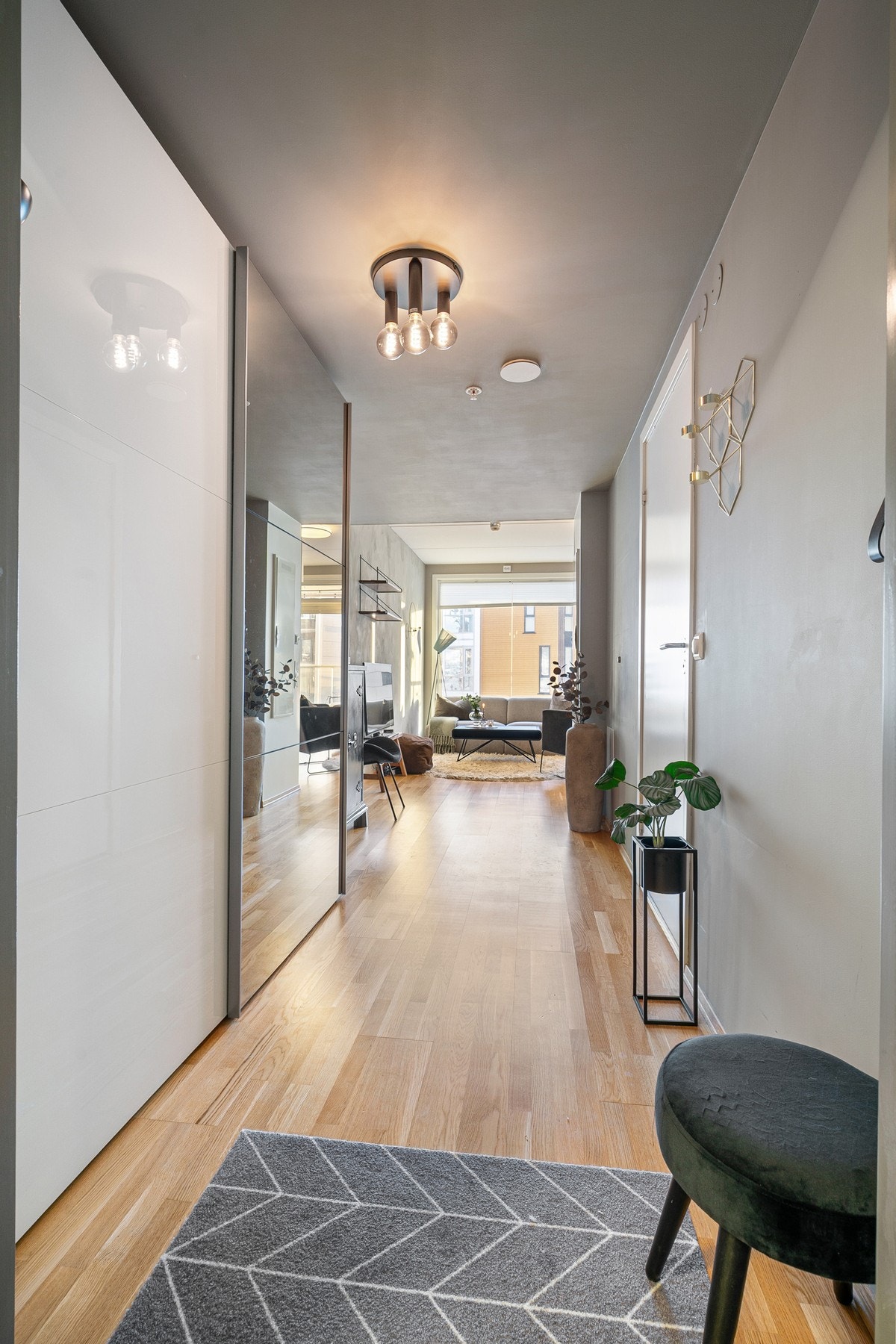 Inngangsparti med skyvedørsgarderobe for ekstra oppbevaringsplass Galleribilde