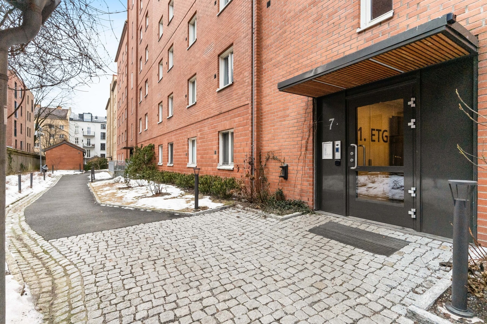 Beliggenheten er ypperlig for deg som ønsker å bo tilbaketrukket i rolige omgivelser, og samtidig ha kort vei til alle fasiliteter og servicetilbud. Galleribilde