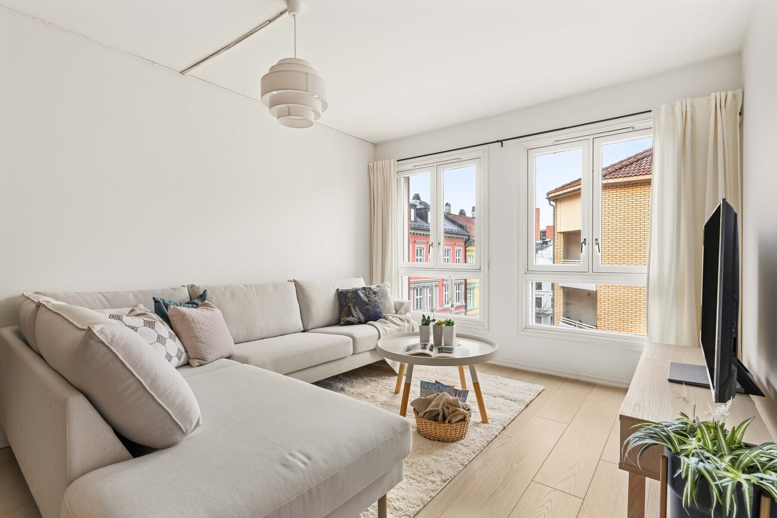 Leiligheten ligger i 5. etasje i et bygg med heis, og vender i sin helhet mot rolig, indre gårdsrom Galleribilde