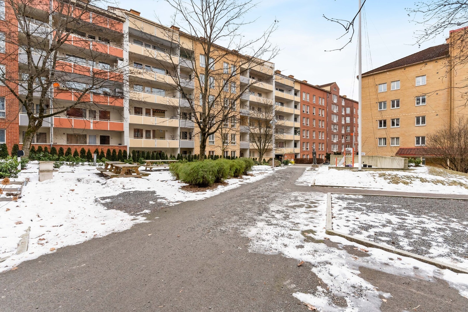 Moderne boligblokk fra 1989 over 7 etasjer og underjordisk garasjeanlegg med heis mellom etasjene. Galleribilde