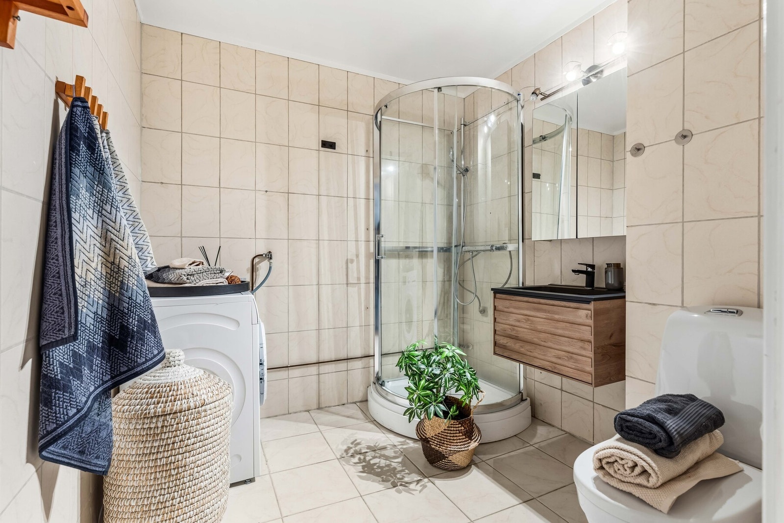 Bad modernisert i regi av sameiet i 2003 og dels oppgradert i 2024. Opplegg for vaskemaskin og tørketrommel. Galleribilde