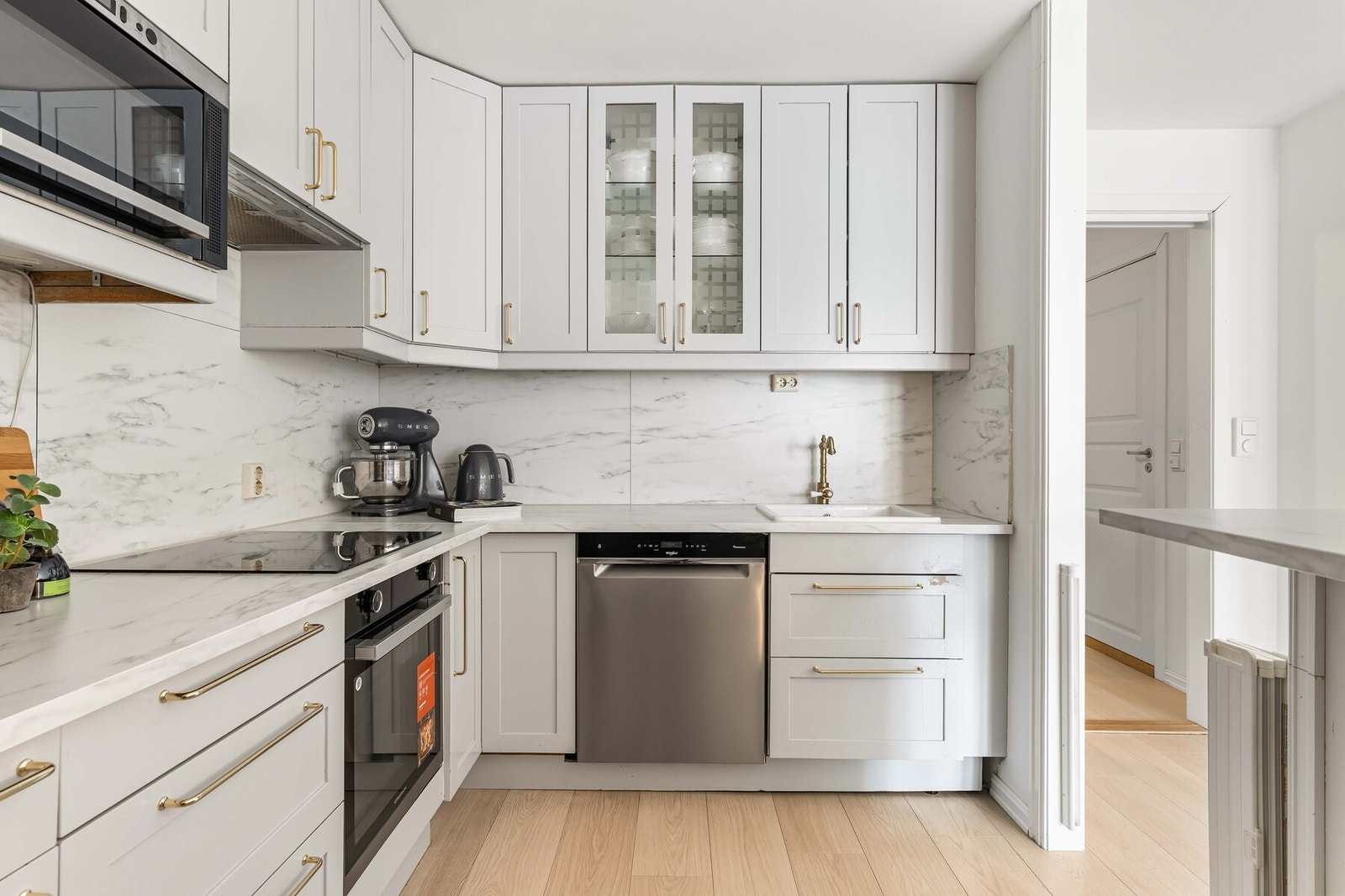 Leiligheten har gjennomgående likt laminatgulv i alle rom (sett bort fra bad) fra 2024 Galleribilde