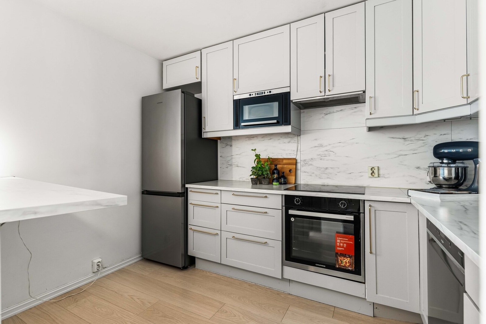 Fellesutgifter kr 4 736,- pr. mnd. inkl: a konto varmtvann, internett, renter og avdrag for nedbetaling andel fellesgjeld, komm. avgifter, bygningsforsikring mm. Galleribilde