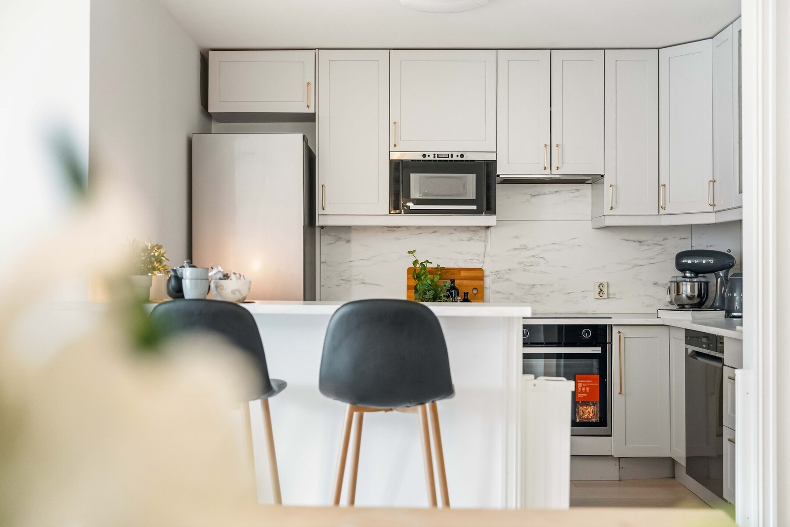 Integrerte hvitevarer fra 2024 medfølger: mikro, nedfelt platetopp og oppvaskmaskin. Galleribilde