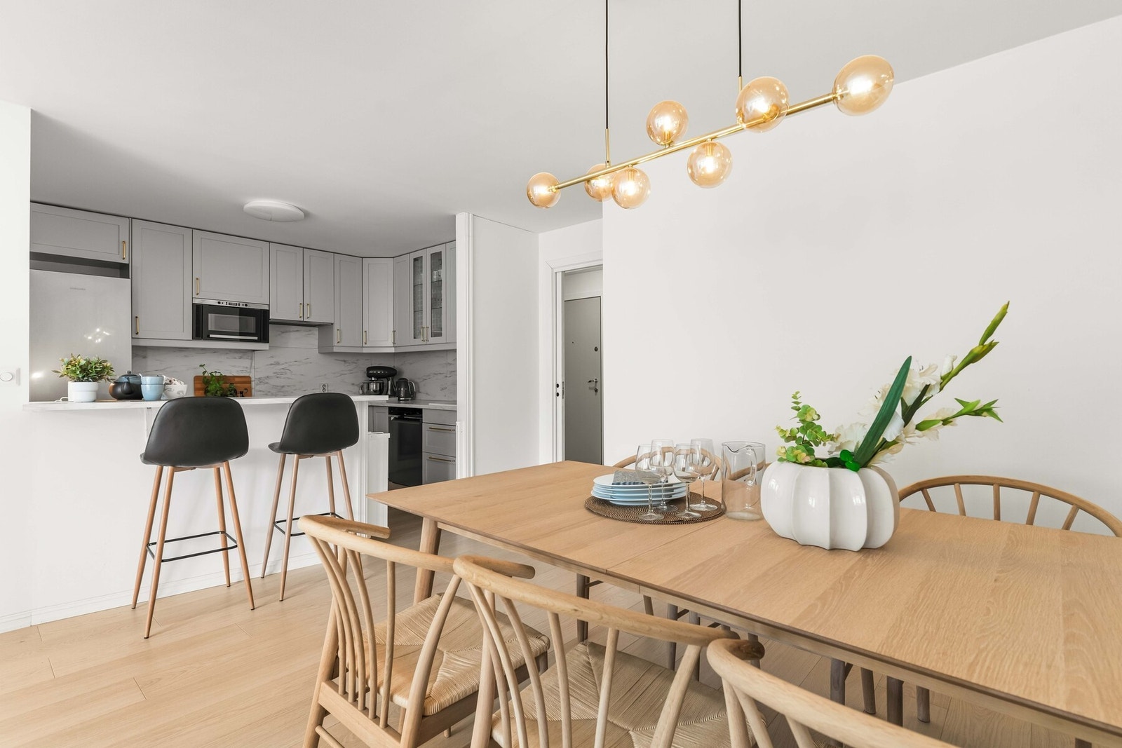 Kjøkkenet er oppgradert med nymalte fronter, nye benkeplater, oppvaskkum, blandebatteri og plater mellom benk og overskap i 2024 Galleribilde