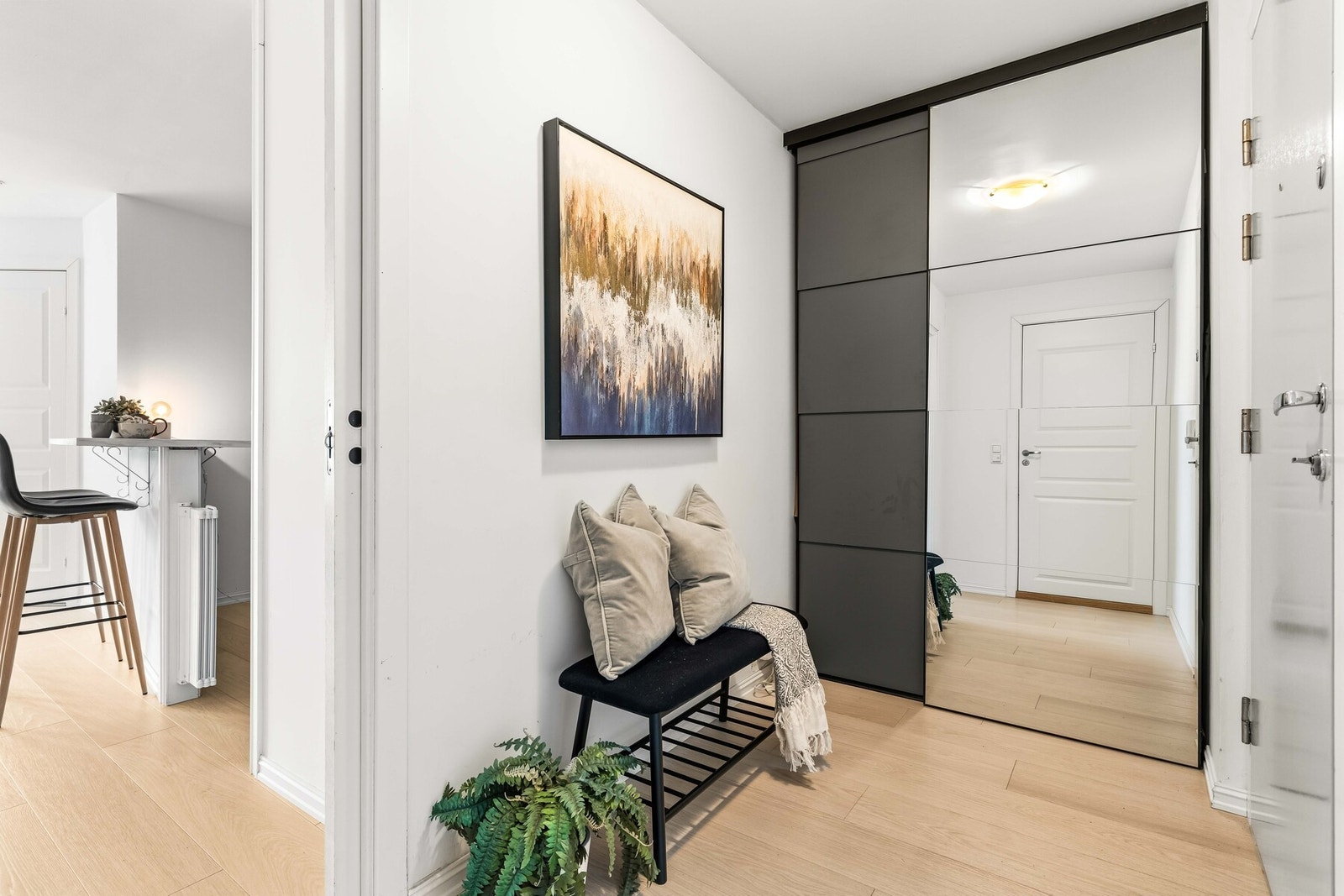 Lys entré skyvedørsgarderobe. Galleribilde