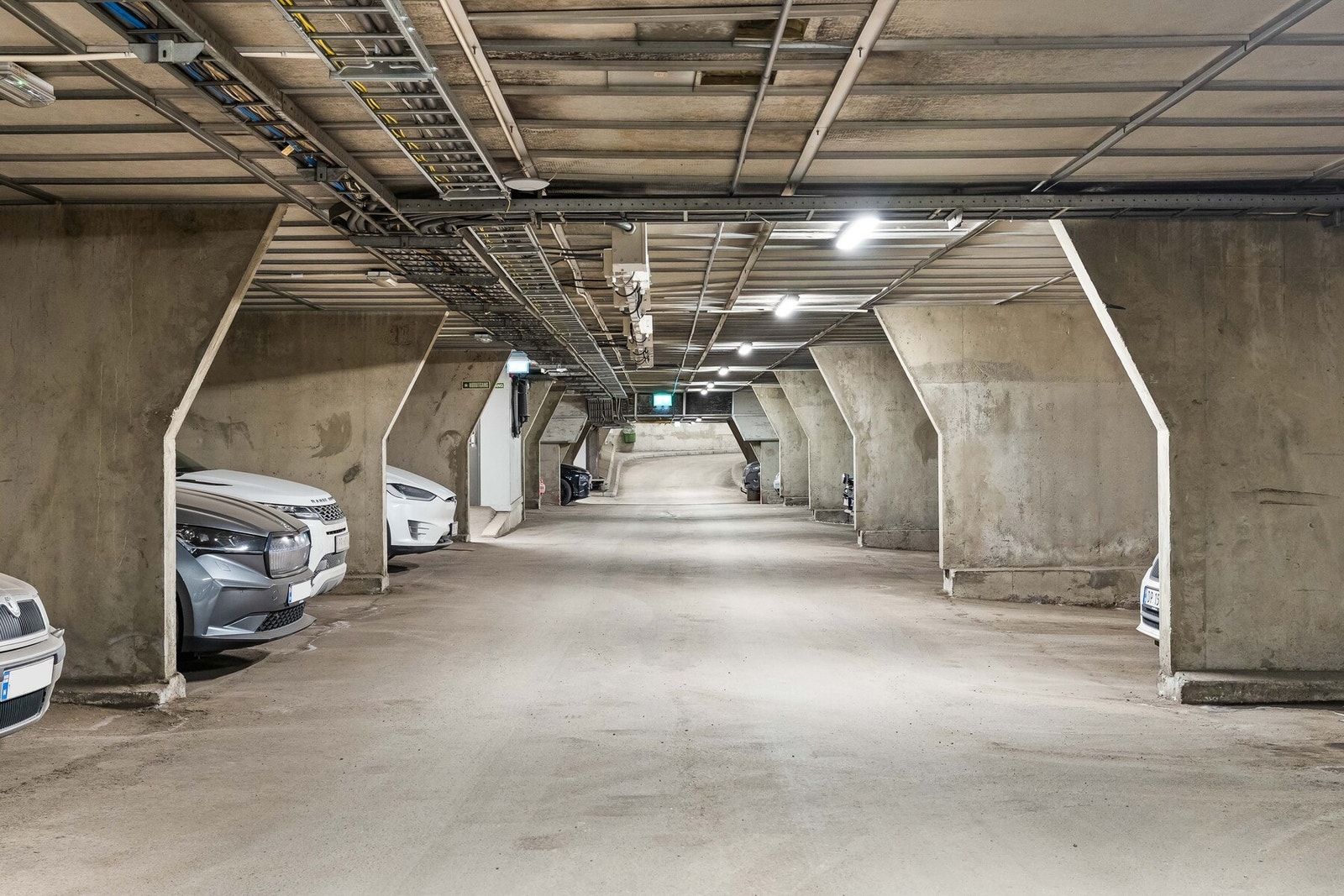 Denne seksjonen har ikke garasjeplass, men det er garasjeanlegg i kjeller. Leie eller kjøp av plass er mulig ved ledighet Galleribilde