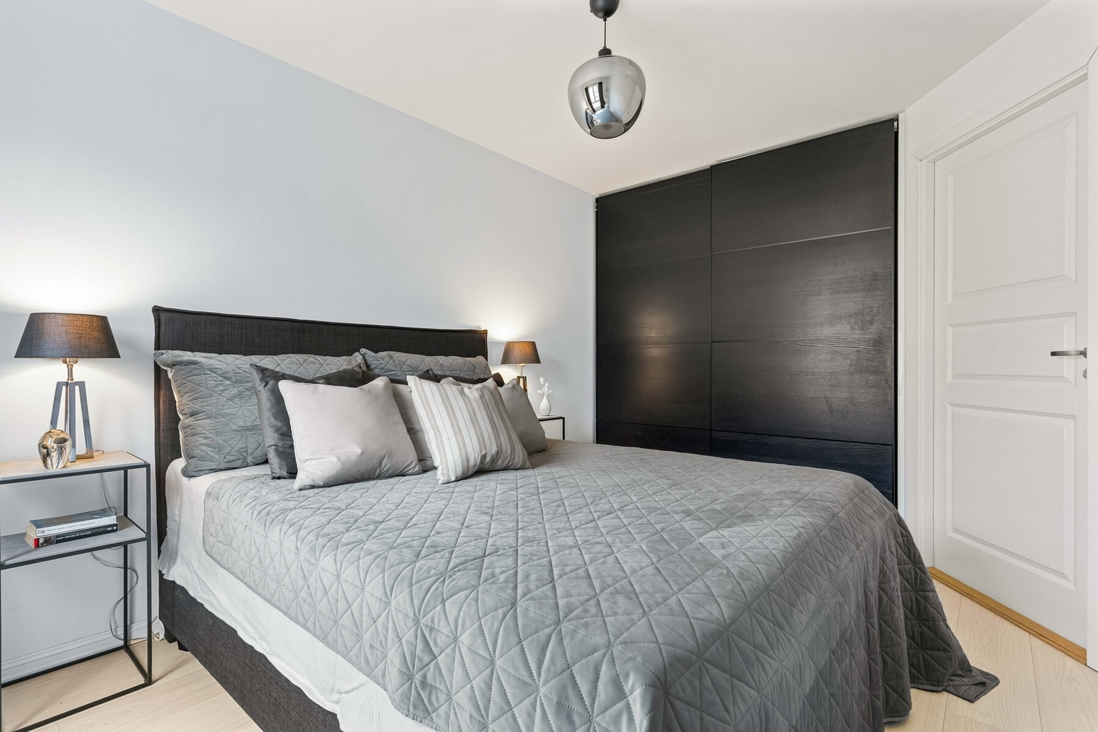 Soverommet har medfølgende skyvedørsgarderobe og god plass til dobbeltseng og nattbord. Galleribilde