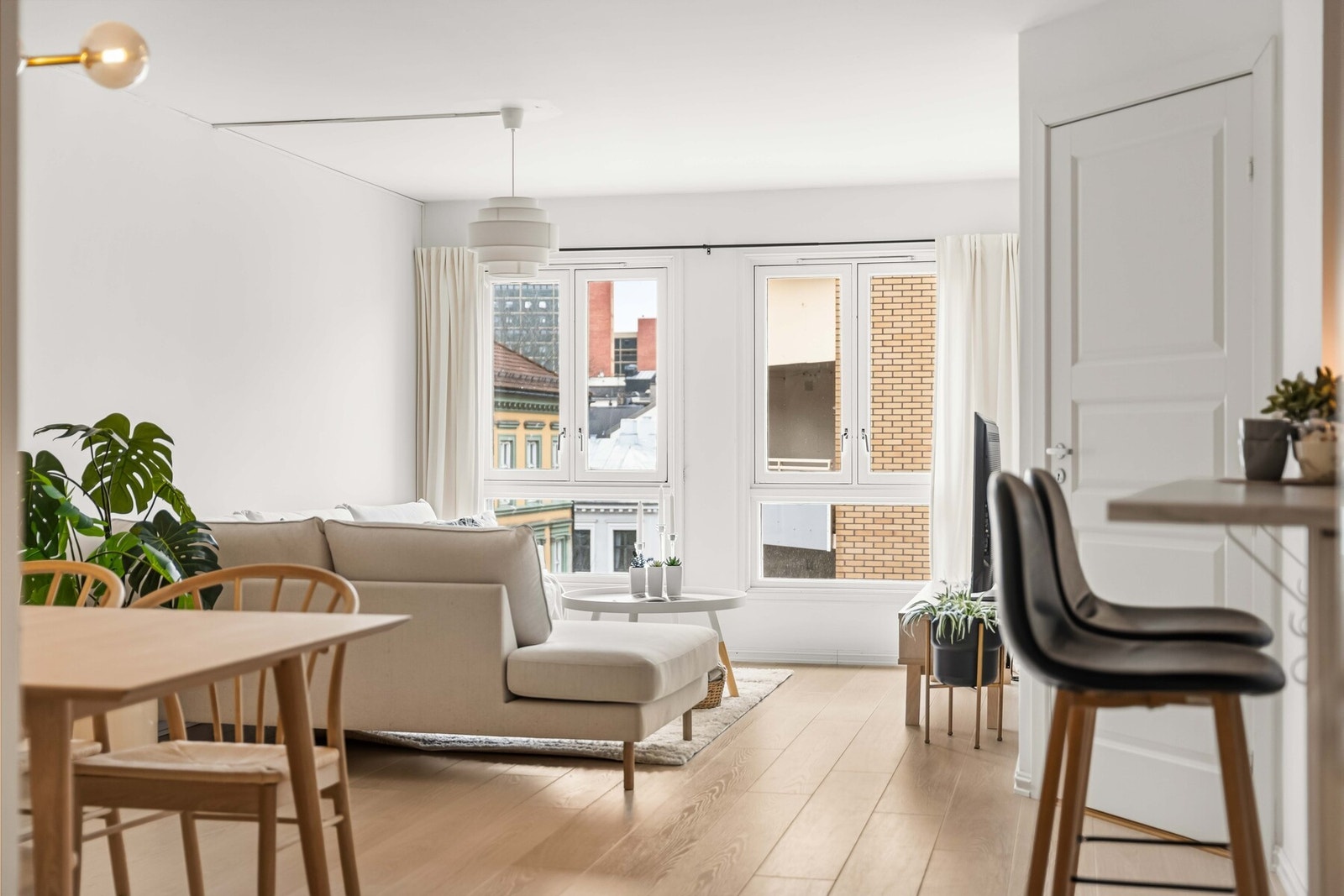 Stuen har store, klassiske vinduer som slipper inn godt med naturlig lys. Galleribilde