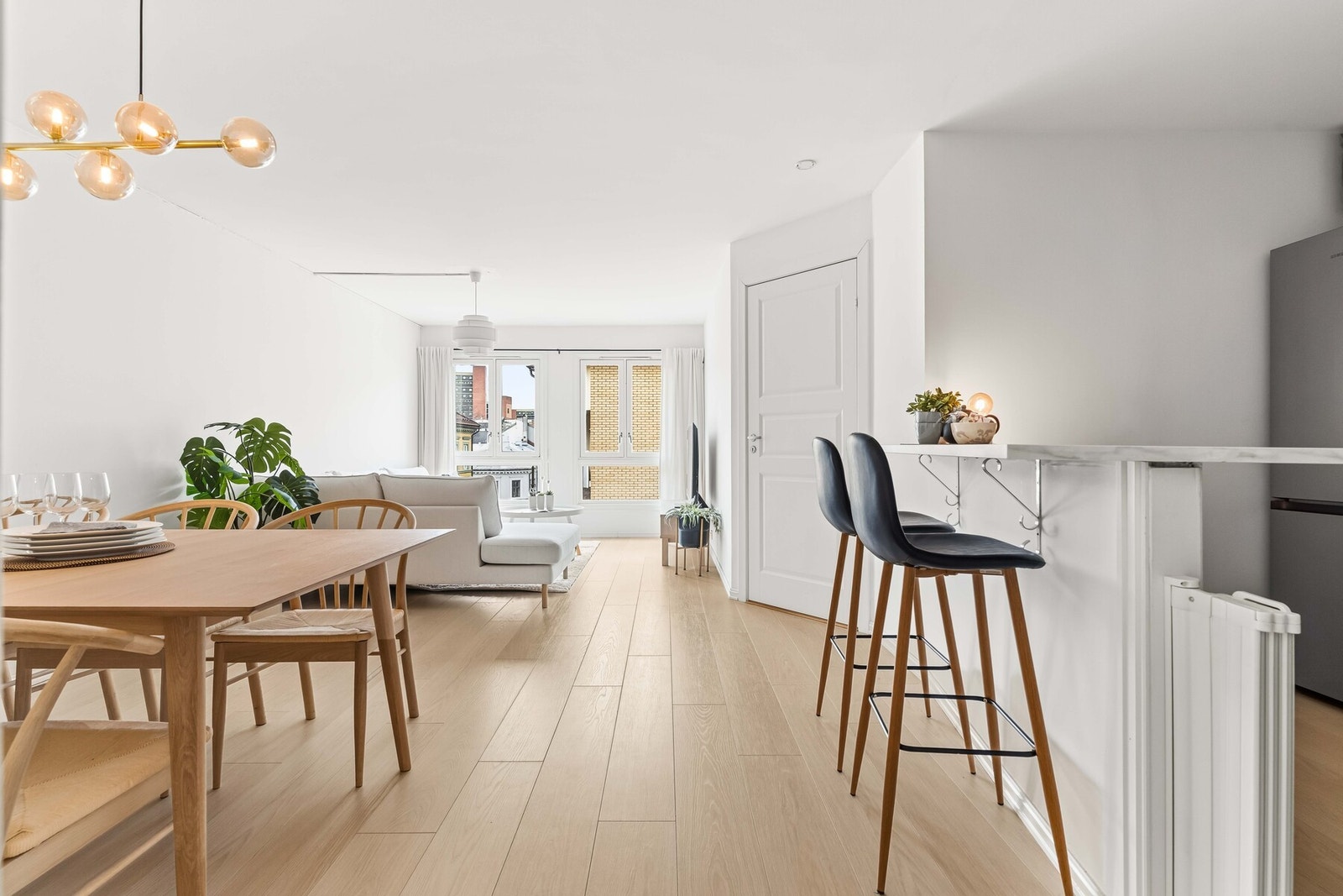 Stue og kjøkken er avdelt med bardisk som skaper et naturlig romskille. Galleribilde