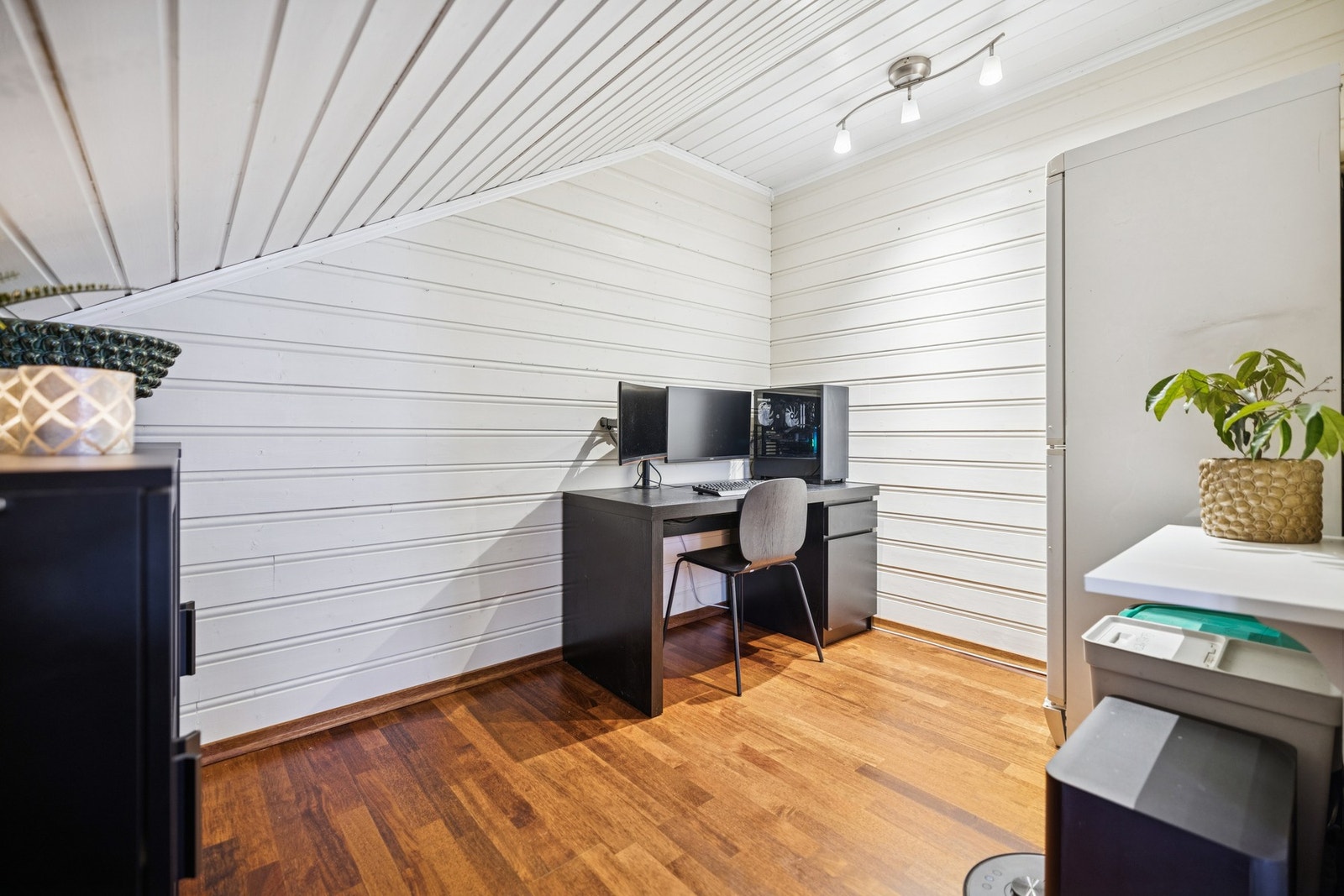 Innenfor kjøkkenet ligger et praktisk rom som i dag benyttes som kontor. Rommet kan enkelt tilpasses ulike behov, for eksempel som arbeidsplass eller ekstra oppbevaringsområde, og bidrar til en fleksibel og funksjonell planløsning i boligen. Galleribilde