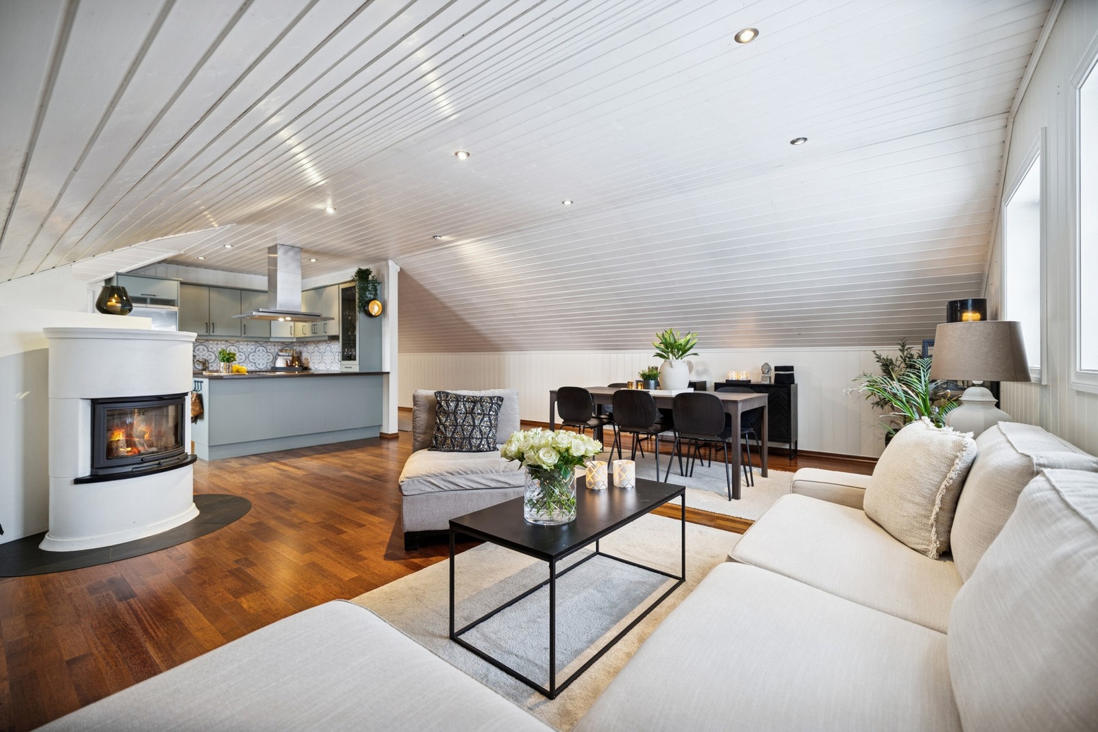 Kjøkkenet har åpen løsning mot stuen, noe som gir en luftig og sosial planløsning. Galleribilde