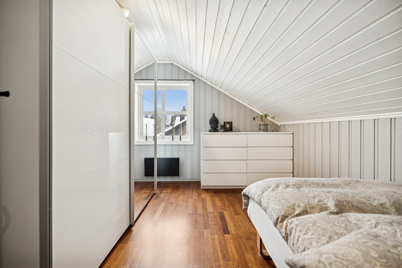 Ett av soverommene har praktisk skyvedørsgarderobe som gir god oppbevaringsplass og bidrar til en ryddig og funksjonell løsning. Galleribilde