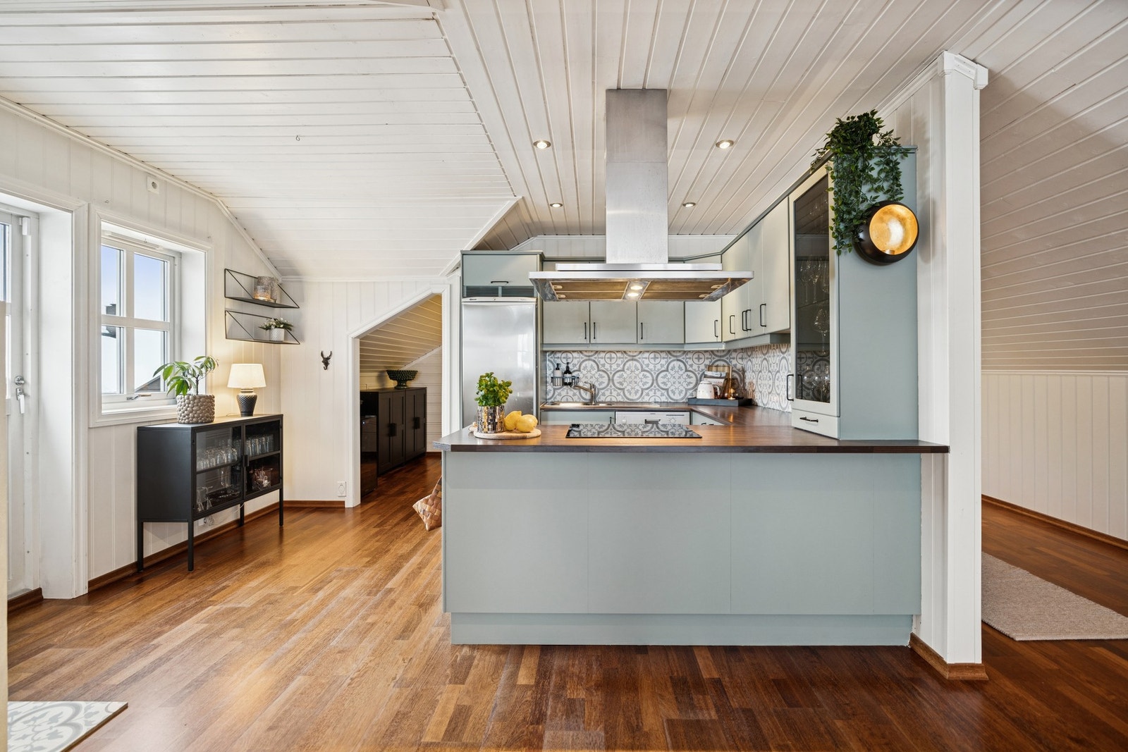 Kjøkkenet har innredning med glatte fronter og laminerte benkeplater. Det er integrert platetopp og stekeovn, samt plass til oppvaskmaskin og kjøl/fryseskap. Kjøkkenventilator over koketopp. Galleribilde