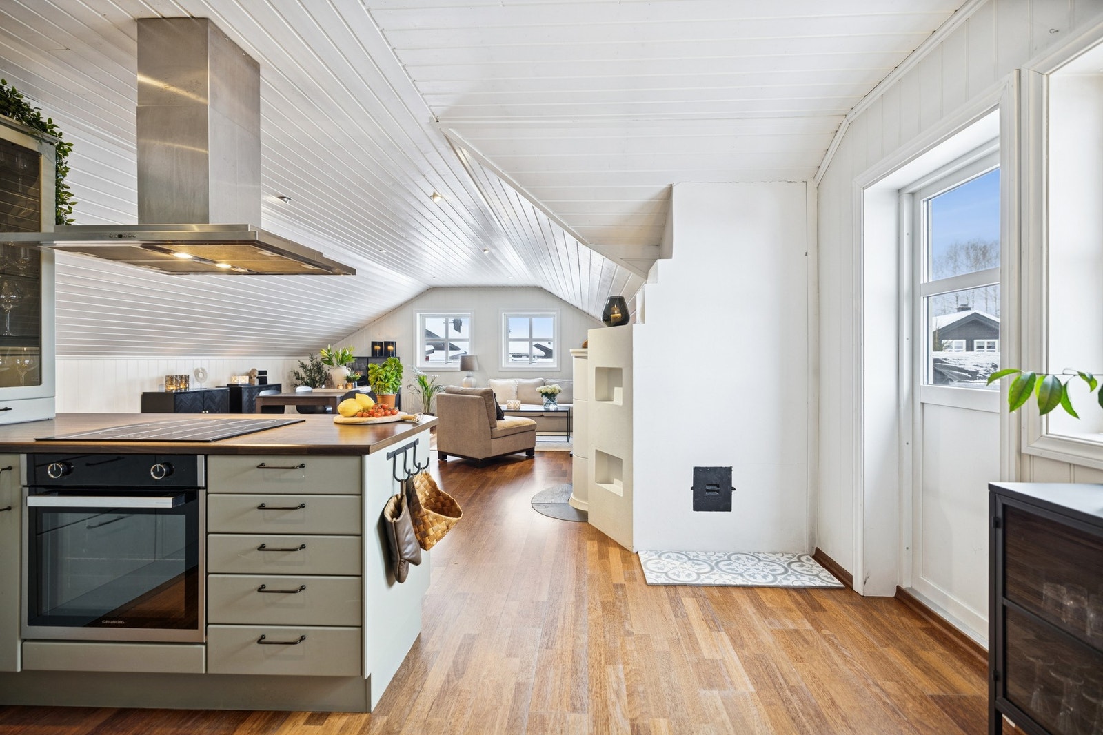 Kjøkkenet har en praktisk barløsning mot stuen med mulighet for flere sitteplasser, som skaper en sosial og åpen atmosfære. Herfra er det også utgang til balkong, noe som gir en naturlig forlengelse av oppholdsrommet og gode muligheter for uteservering i Galleribilde