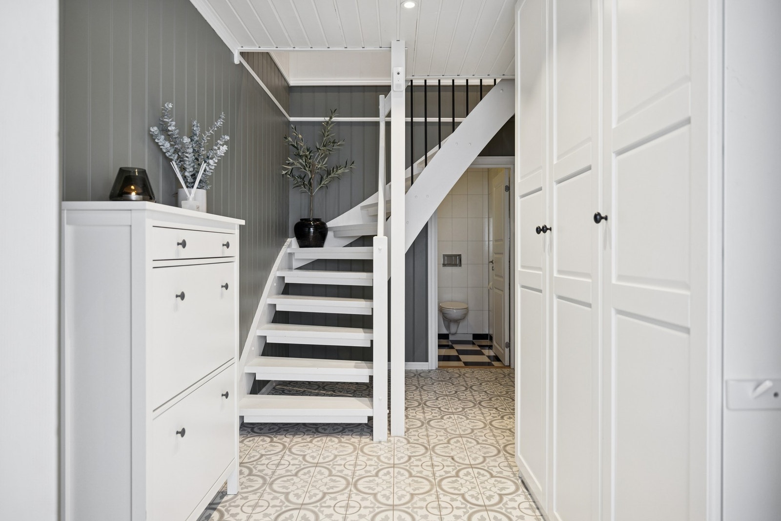 Videre leder trapp opp til boligens 2. etasje og de øvrige oppholdsrommene. Galleribilde