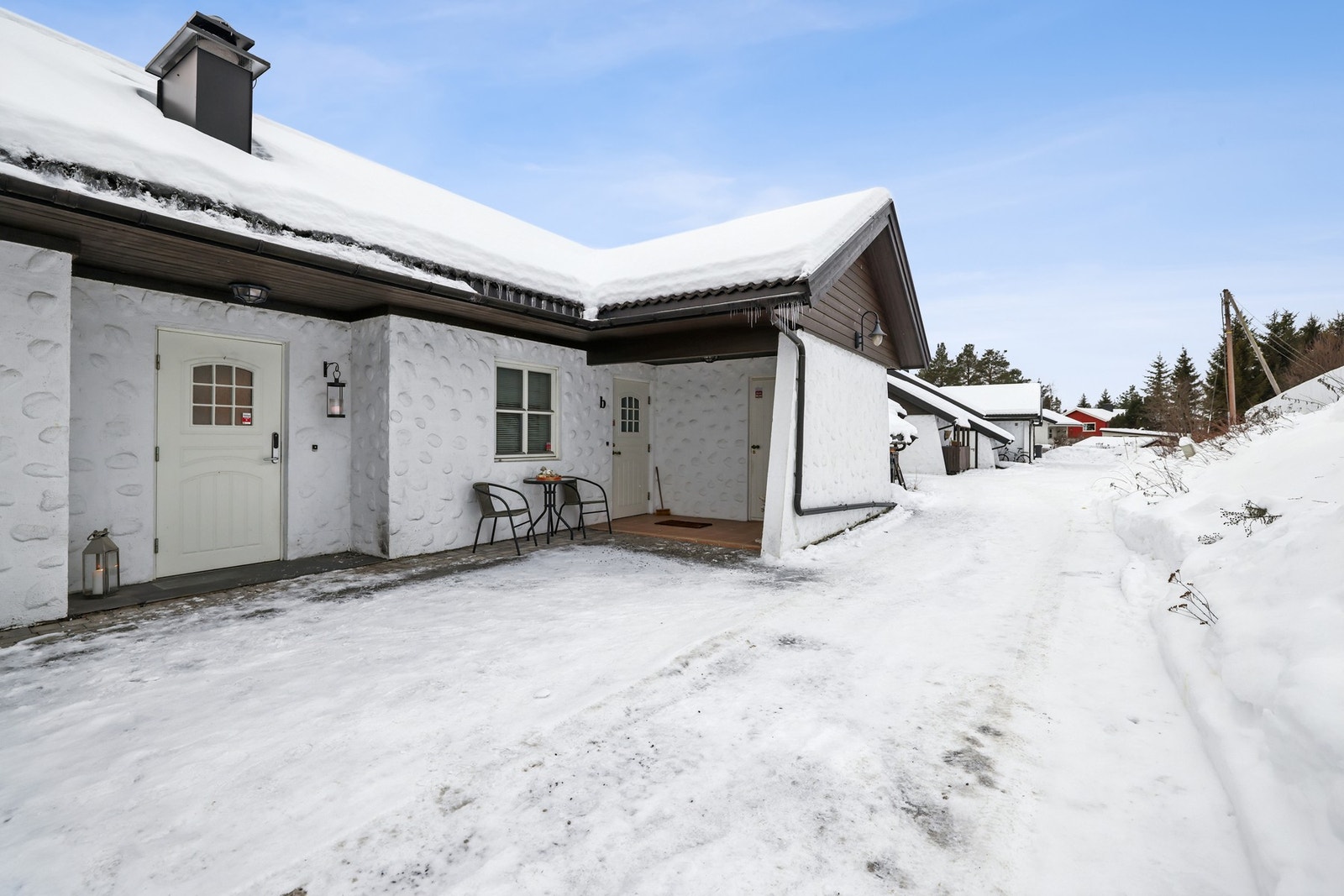 Boligen har et hyggelig inngangsparti på bakkeplan som ønsker deg velkommen inn. Galleribilde