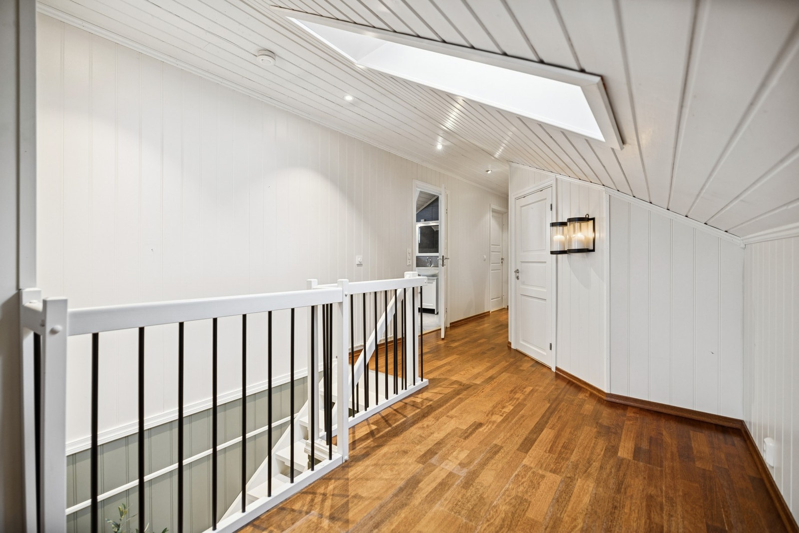 Opp trappen til 2. etasje kommer du inn i en romslig gang som binder sammen de øvrige rommene. Takvinduet slipper inn rikelig med naturlig lys og skaper en luftig og innbydende atmosfære. Galleribilde
