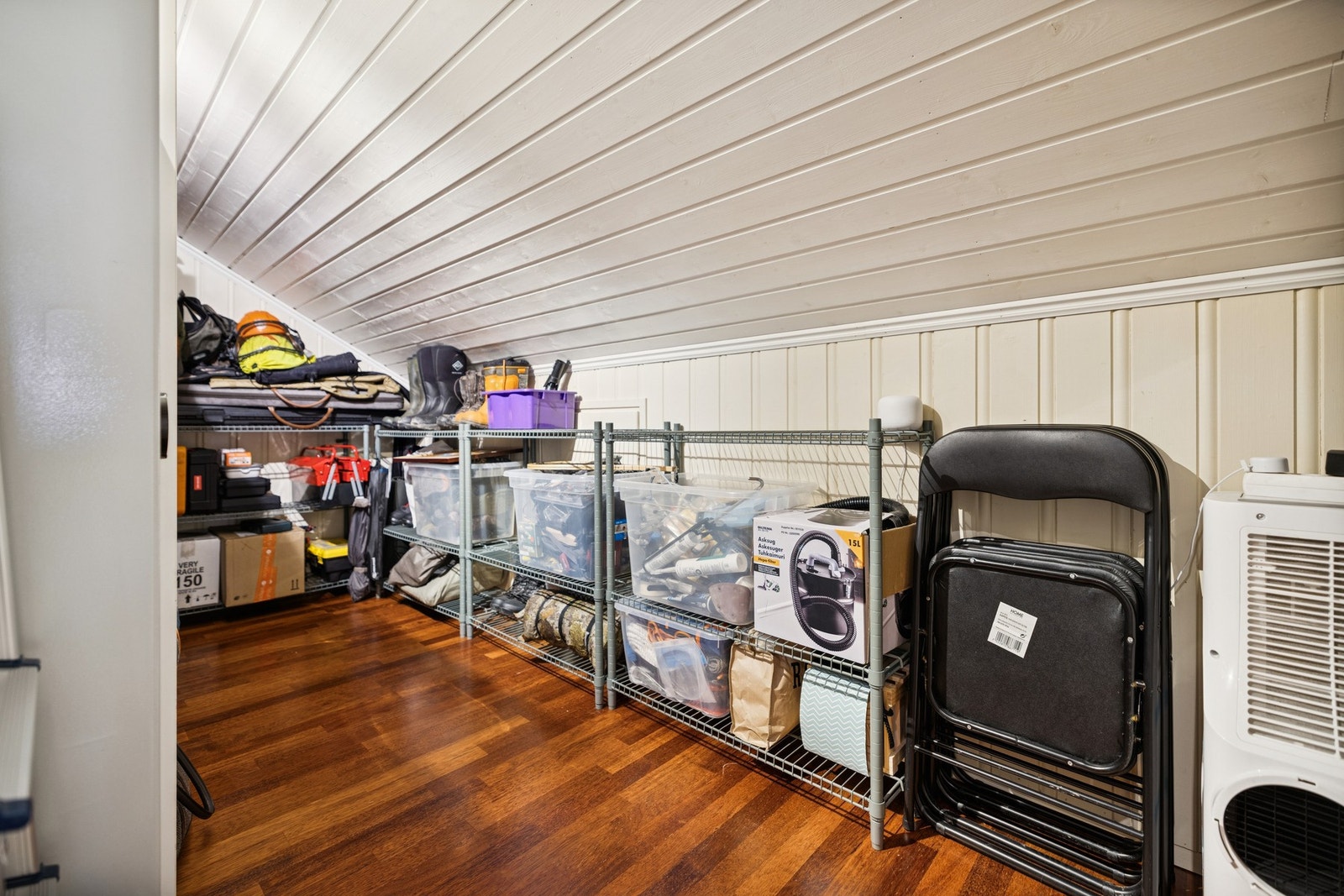 Med adkomst fra gangen, finner du en praktisk bod som gir god lagringsplass. Rommet er ideelt for oppbevaring av sesongutstyr, klær eller øvrige eiendeler, og bidrar til å holde resten av boligen ryddig og oversiktlig. Galleribilde