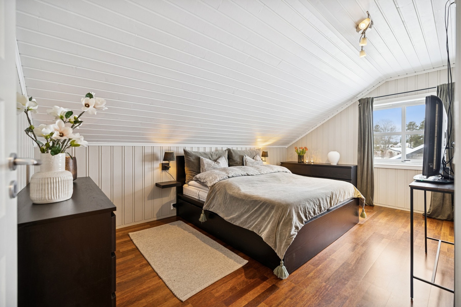 Boligen har to romslige soverom med gode lysforhold og et lyst, trivelig preg. Galleribilde